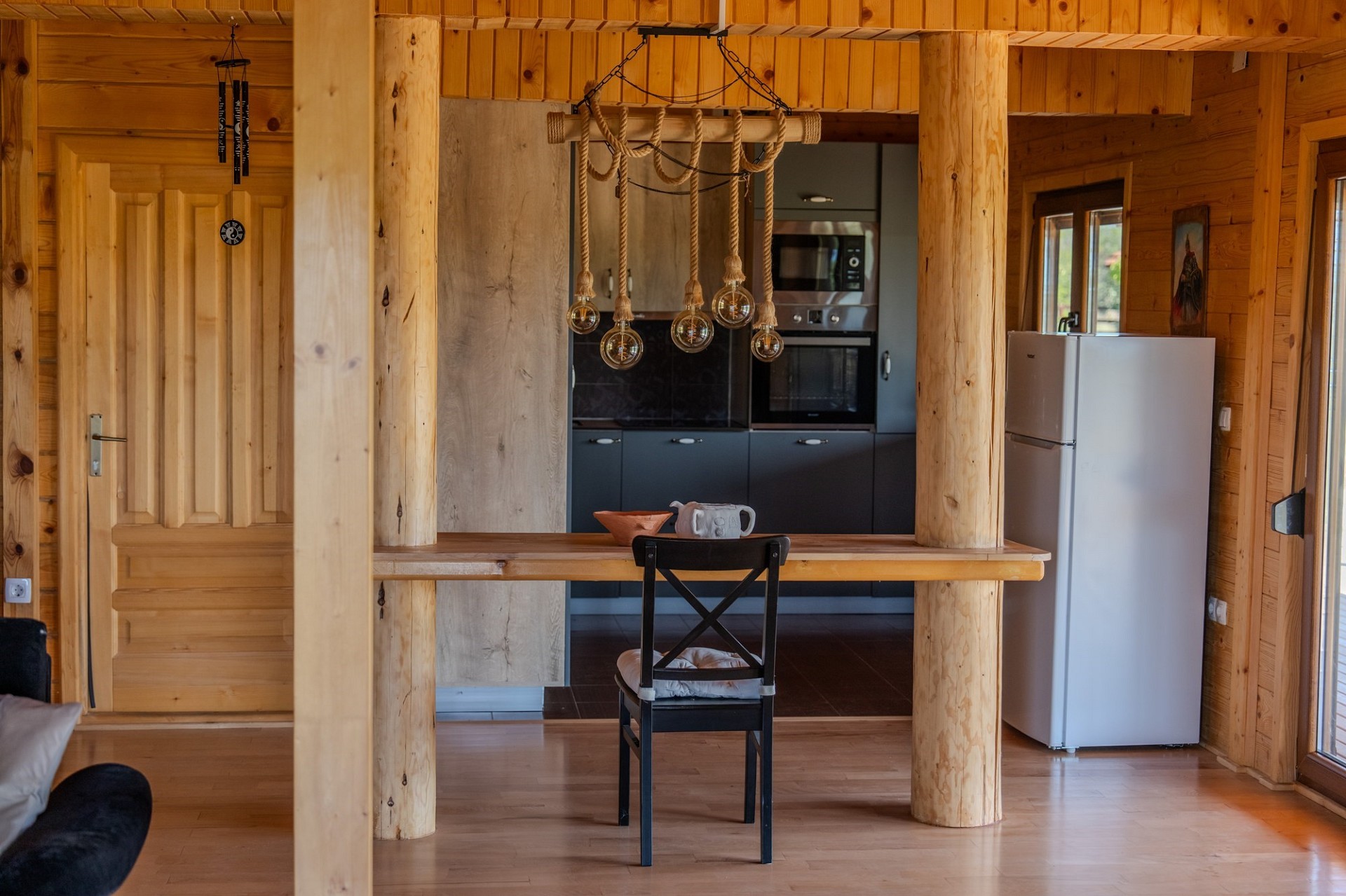 Rustikale Wohnküche mit Holzinterieur