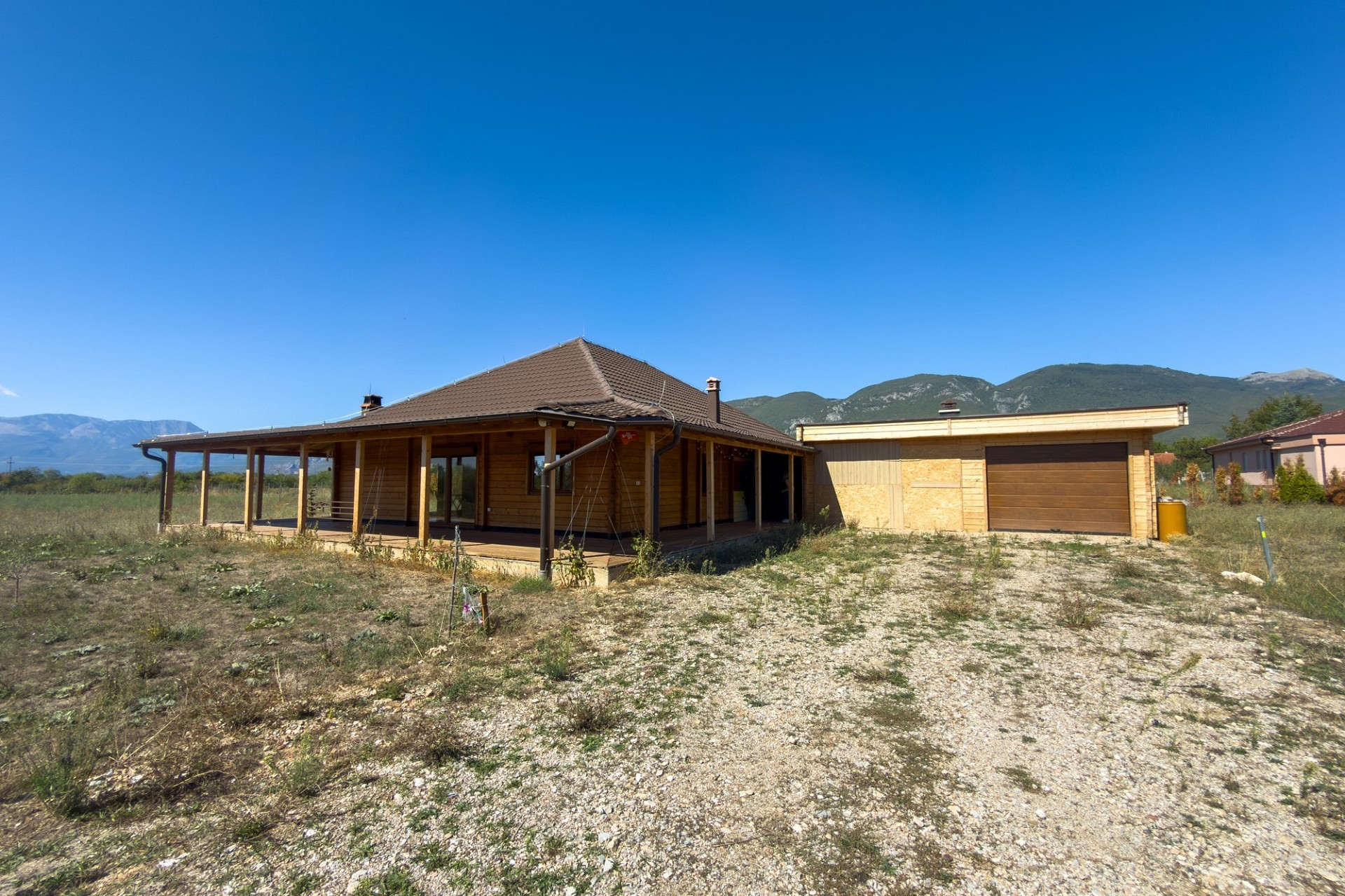 Holzhaus mit Garage und Bergblick