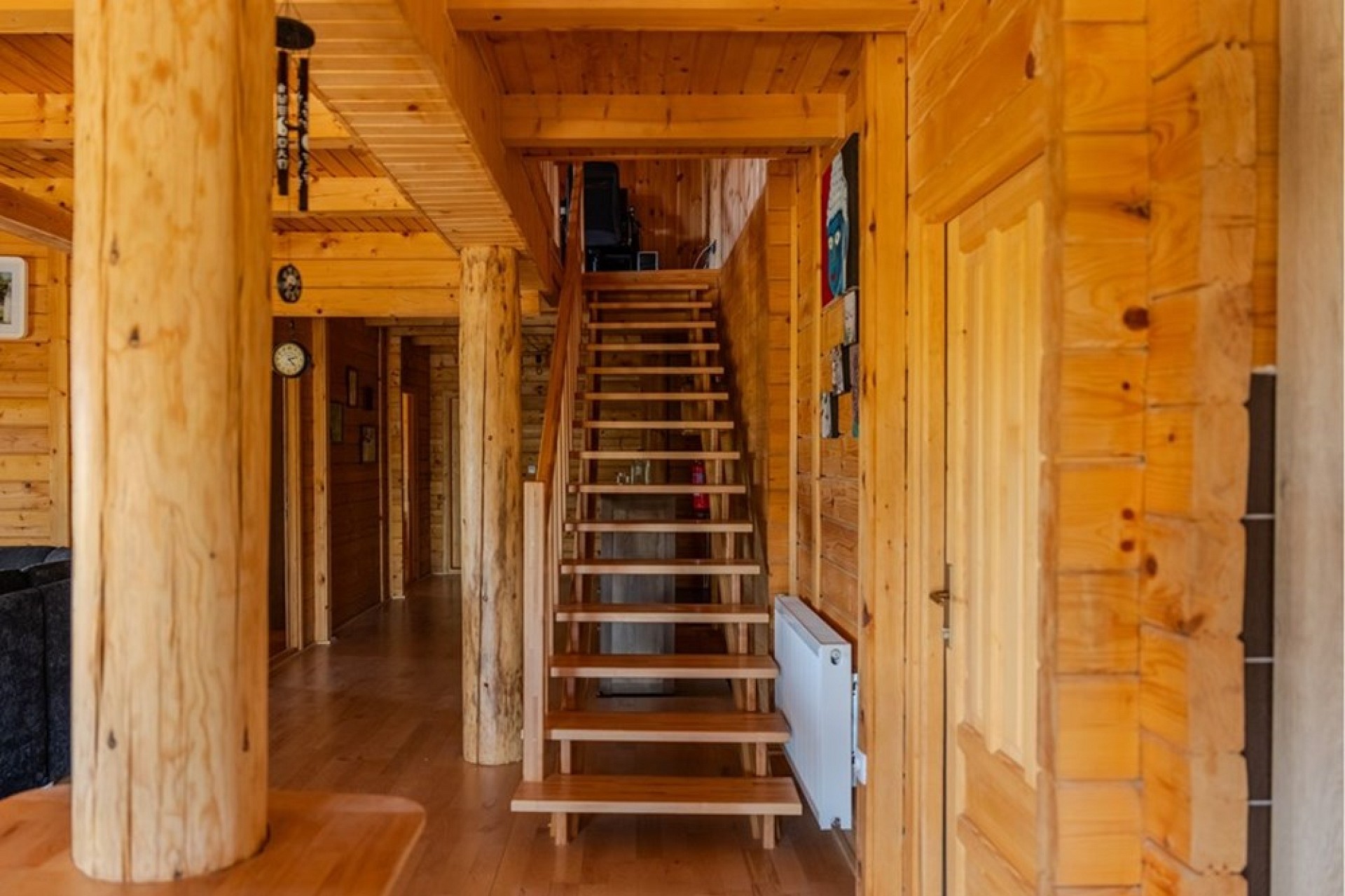 Holzvertädelter Innenbereich mit Treppe