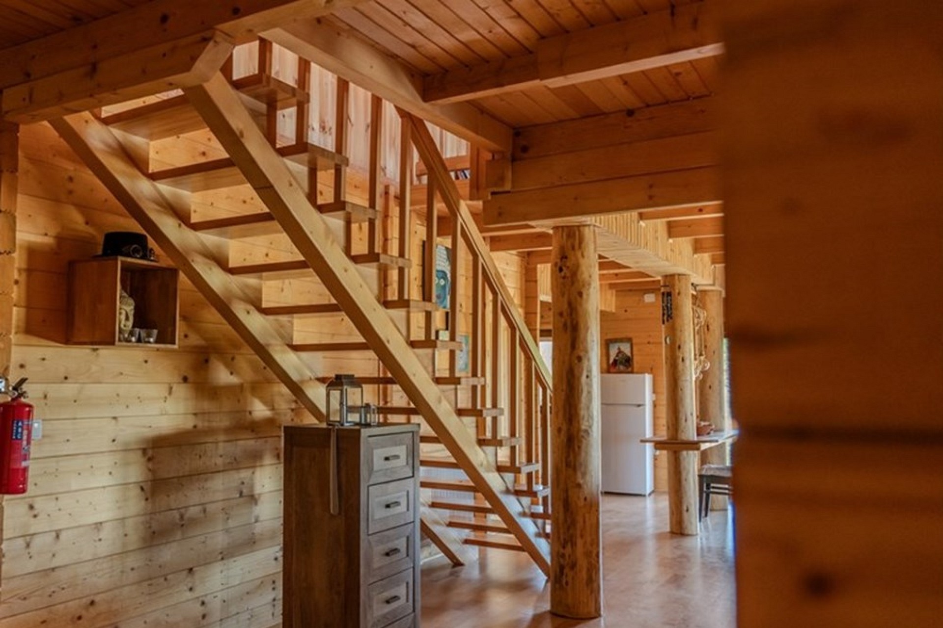 Rustikale Holztreppe im Innenraum