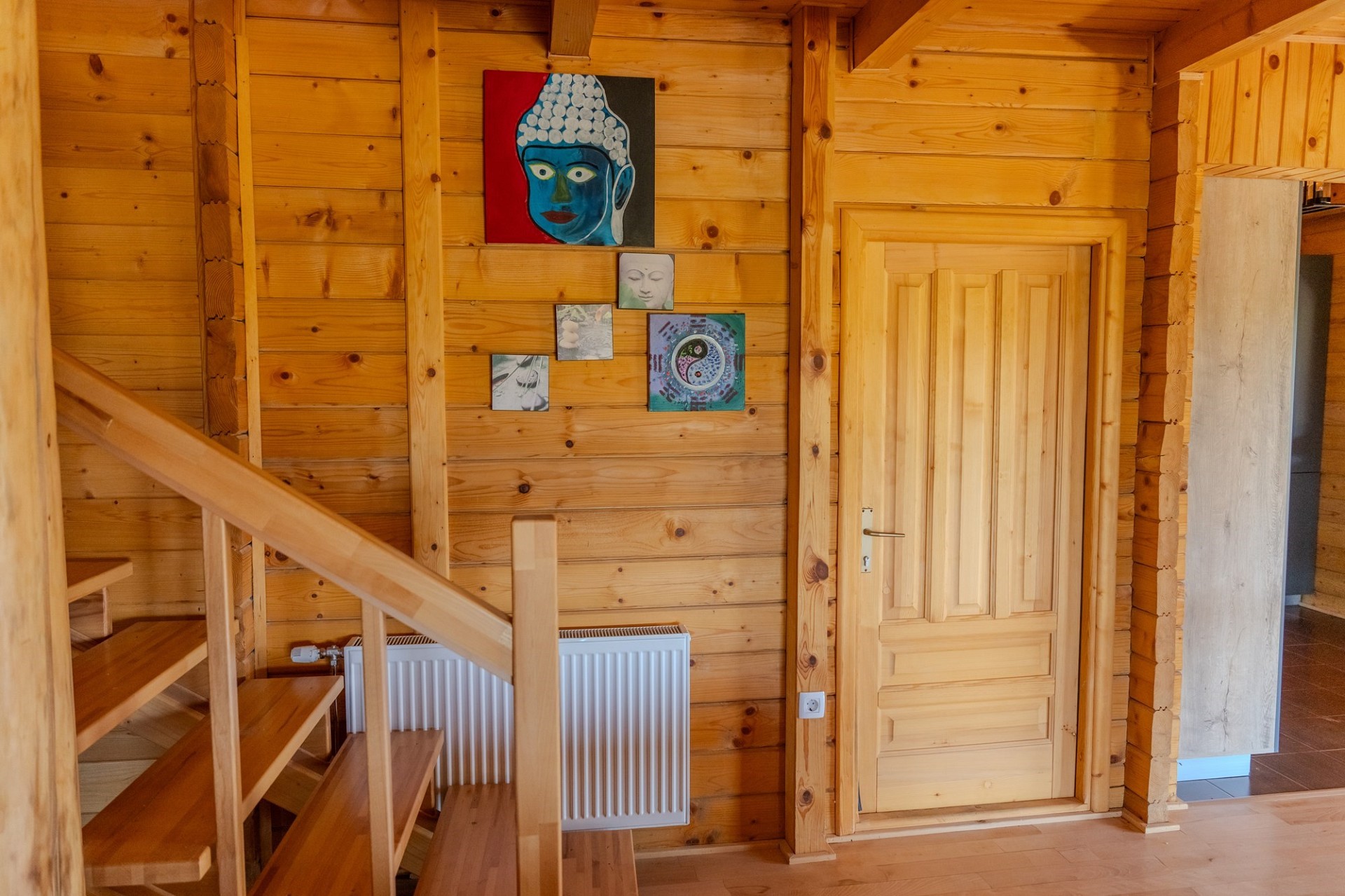Holzvertäfelter Flur mit Treppe und Innentür