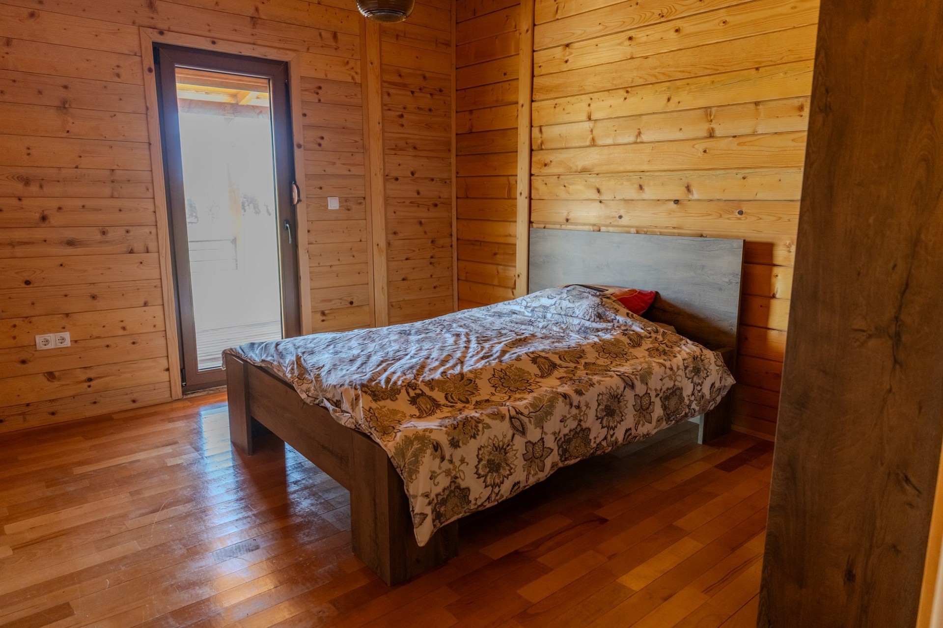 Holzschlafzimmer mit Bett