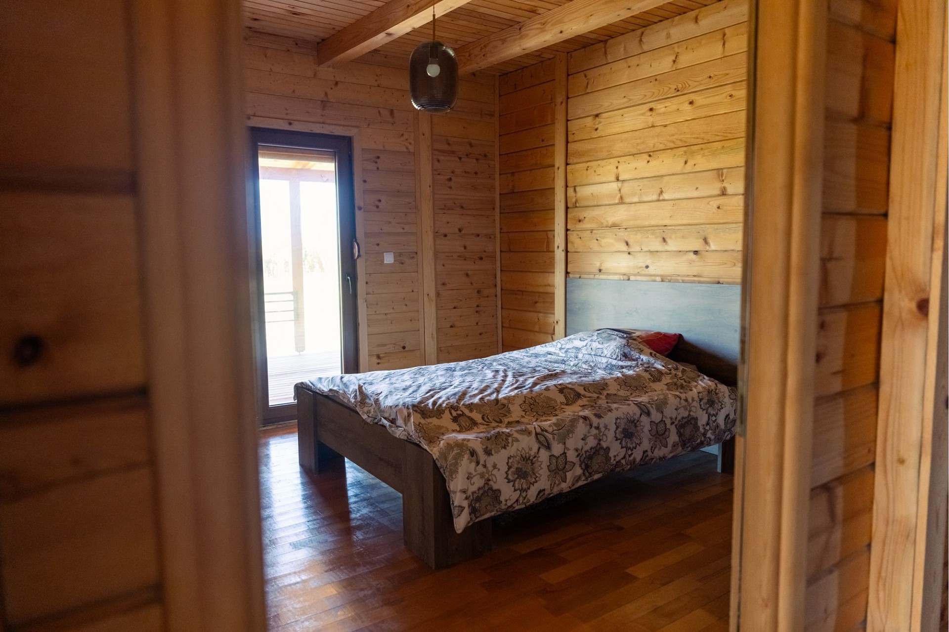 Gemütliches Holzzimmer mit Bett