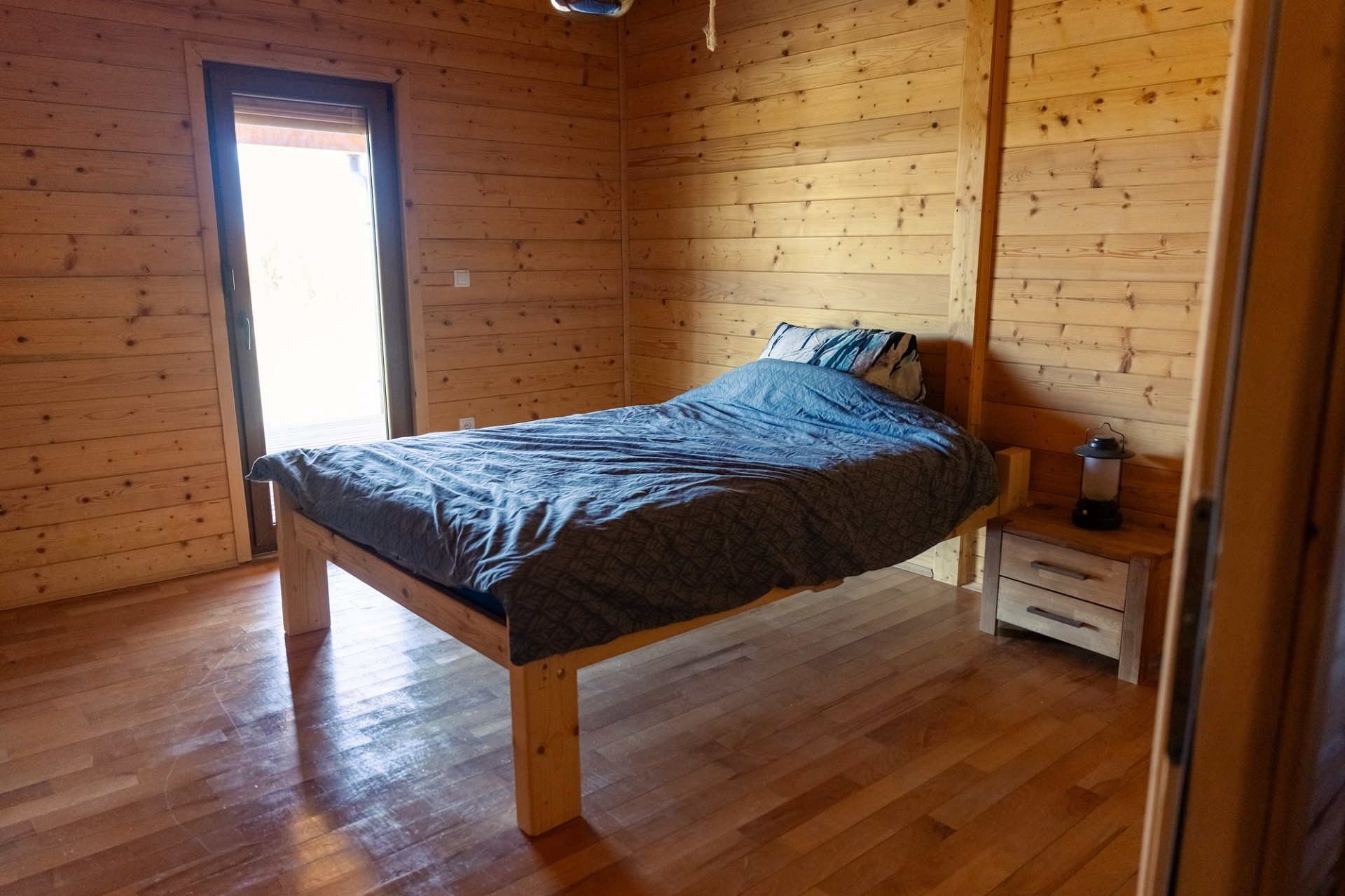 Schlafzimmer mit Holzverkleidung
