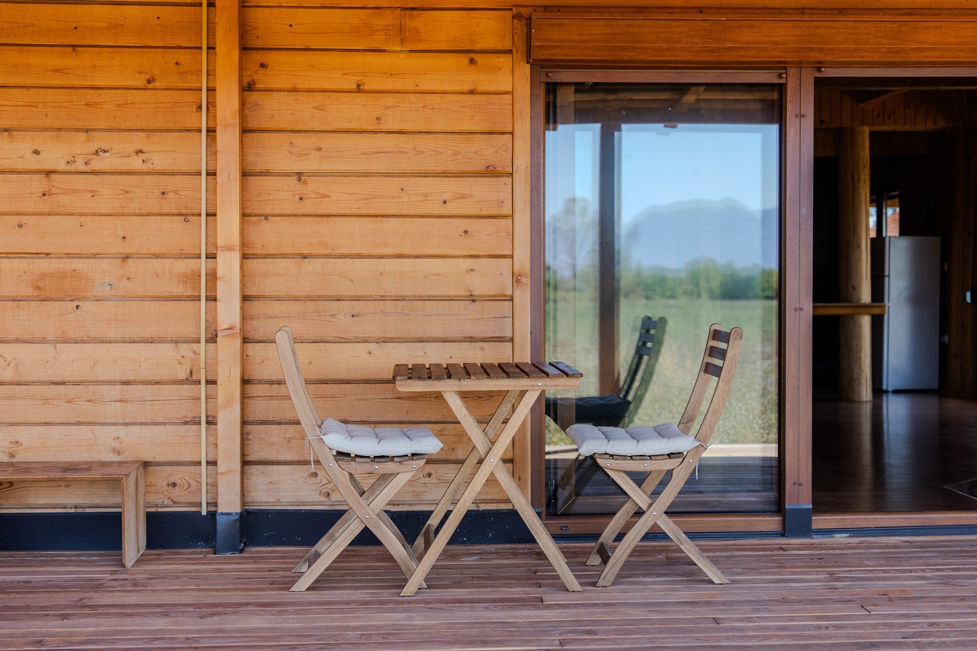 Holzveranda mit Tisch und Stühlen