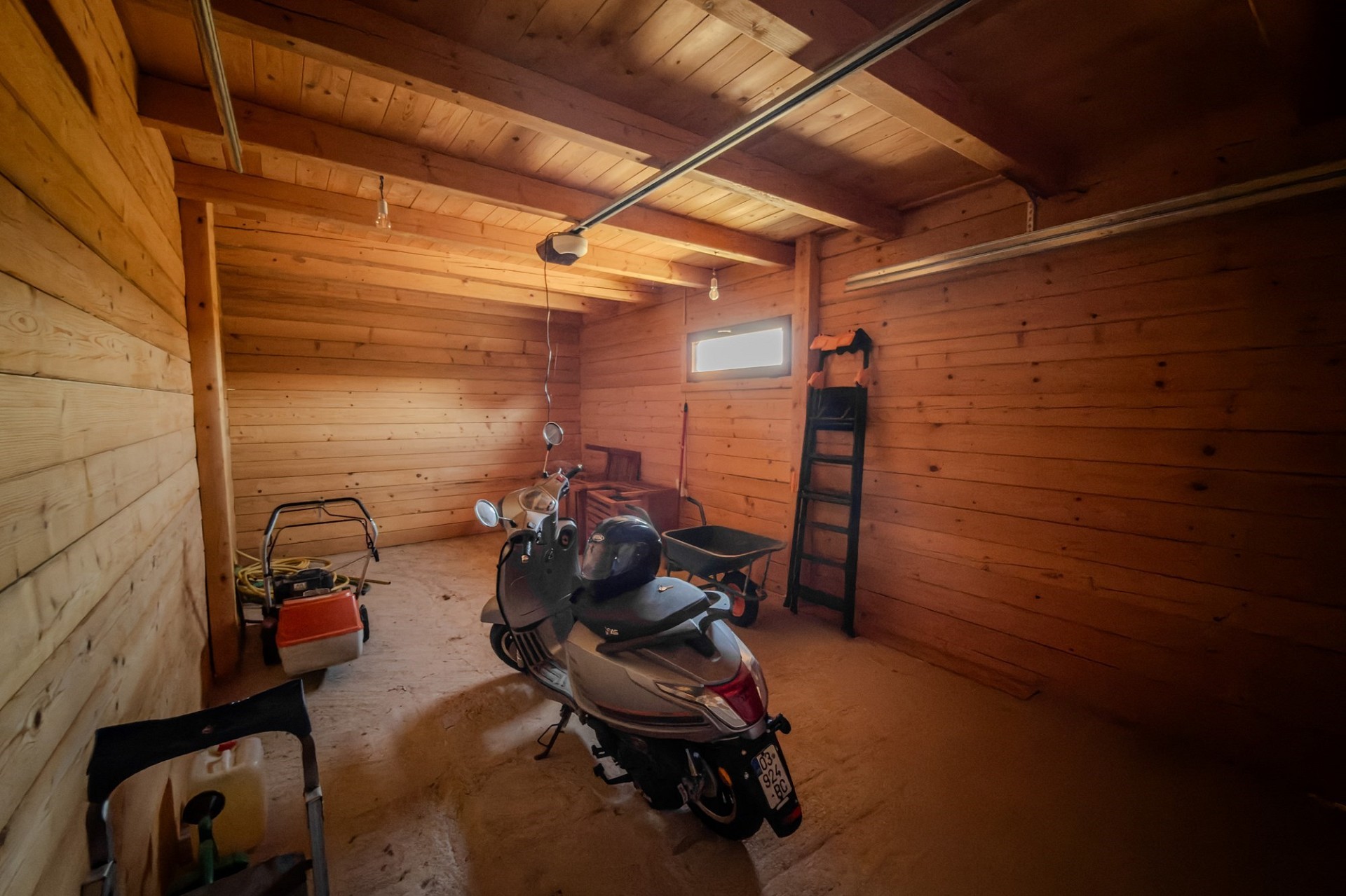 Garagenraum mit Rollermoped