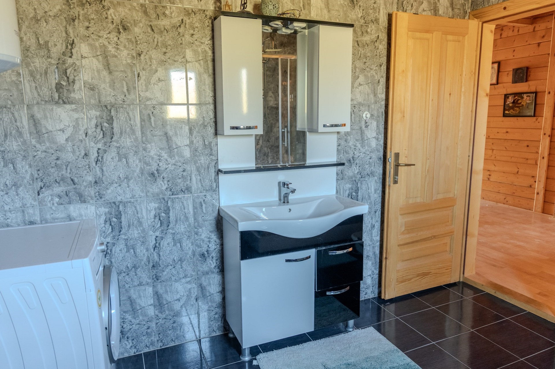 Badezimmer mit Waschplatz in Holzhaus-Optik