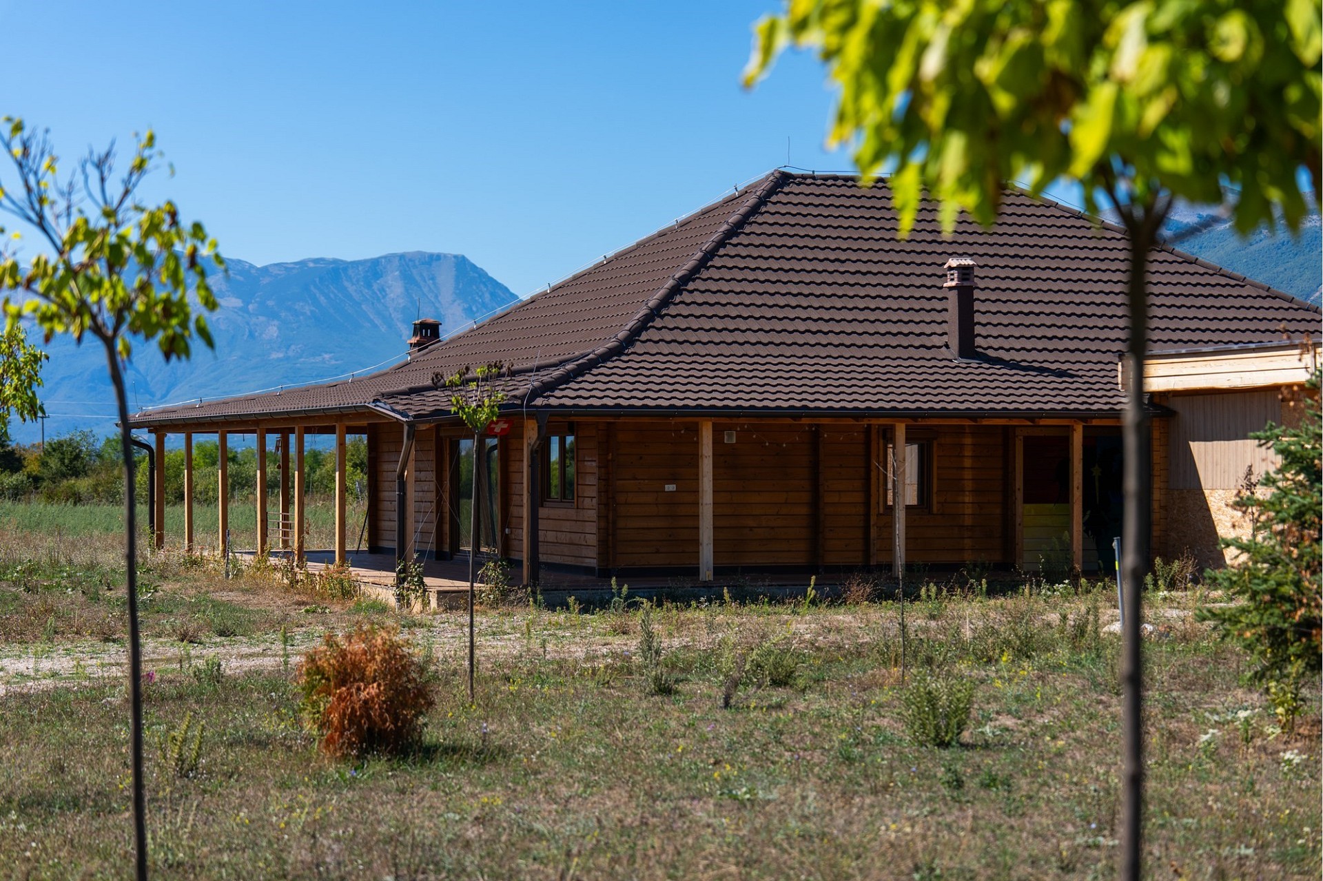 Holzhaus mit Bergblick