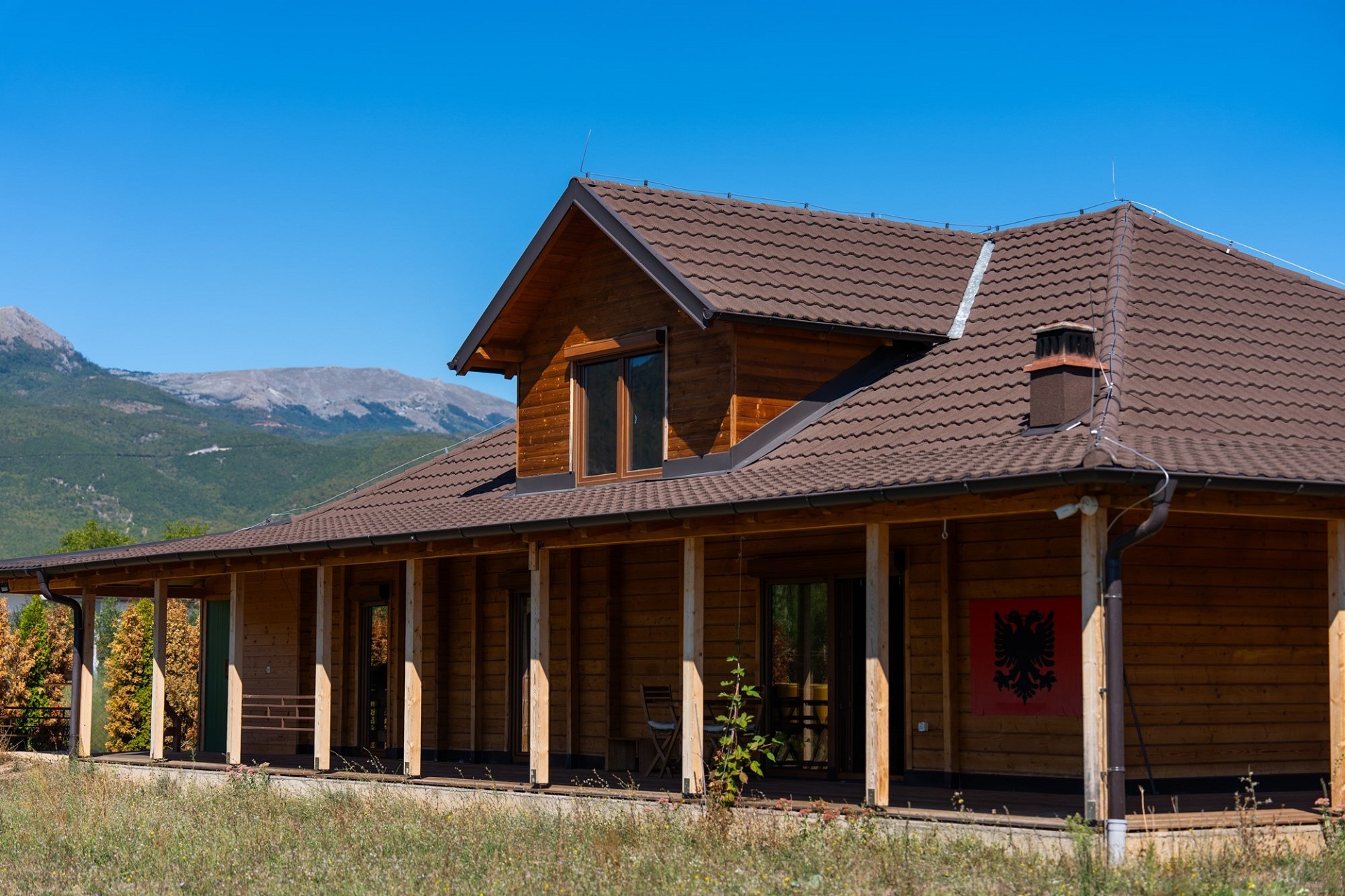 Holzhaus mit Bergblick