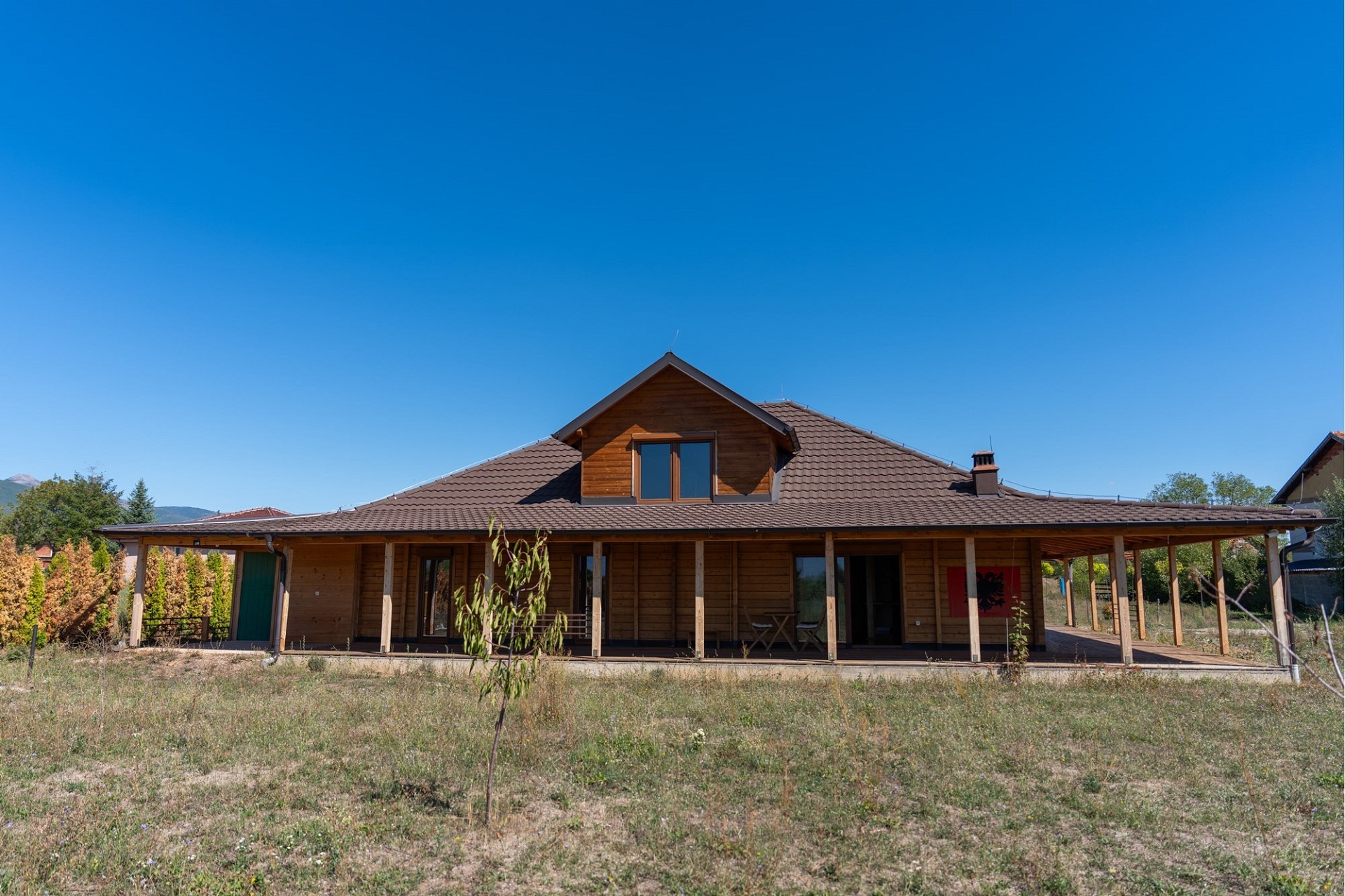 Ländliches Holzhaus mit umlaufender Veranda