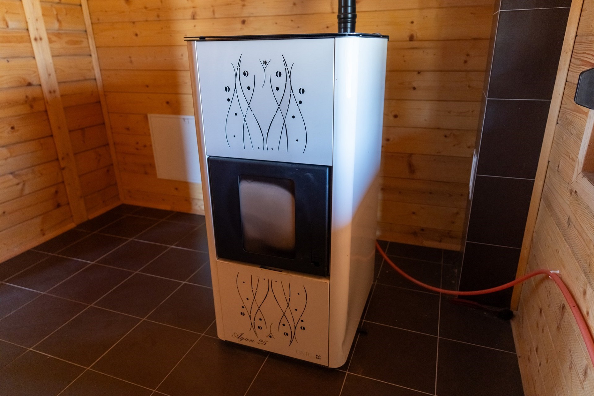 Holzofen in einem Holzraum