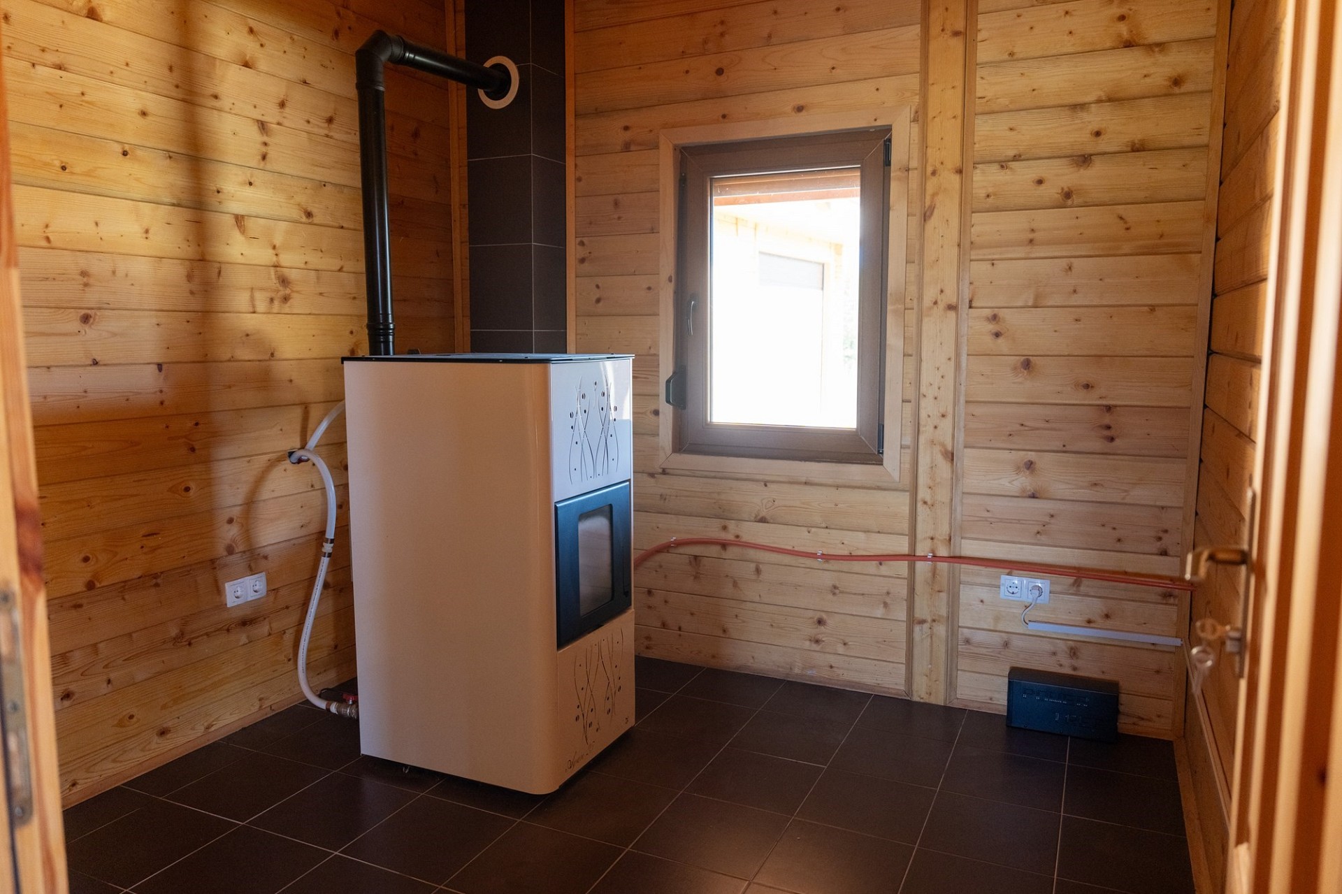 Holzverkleideter Technikraum mit Ofen