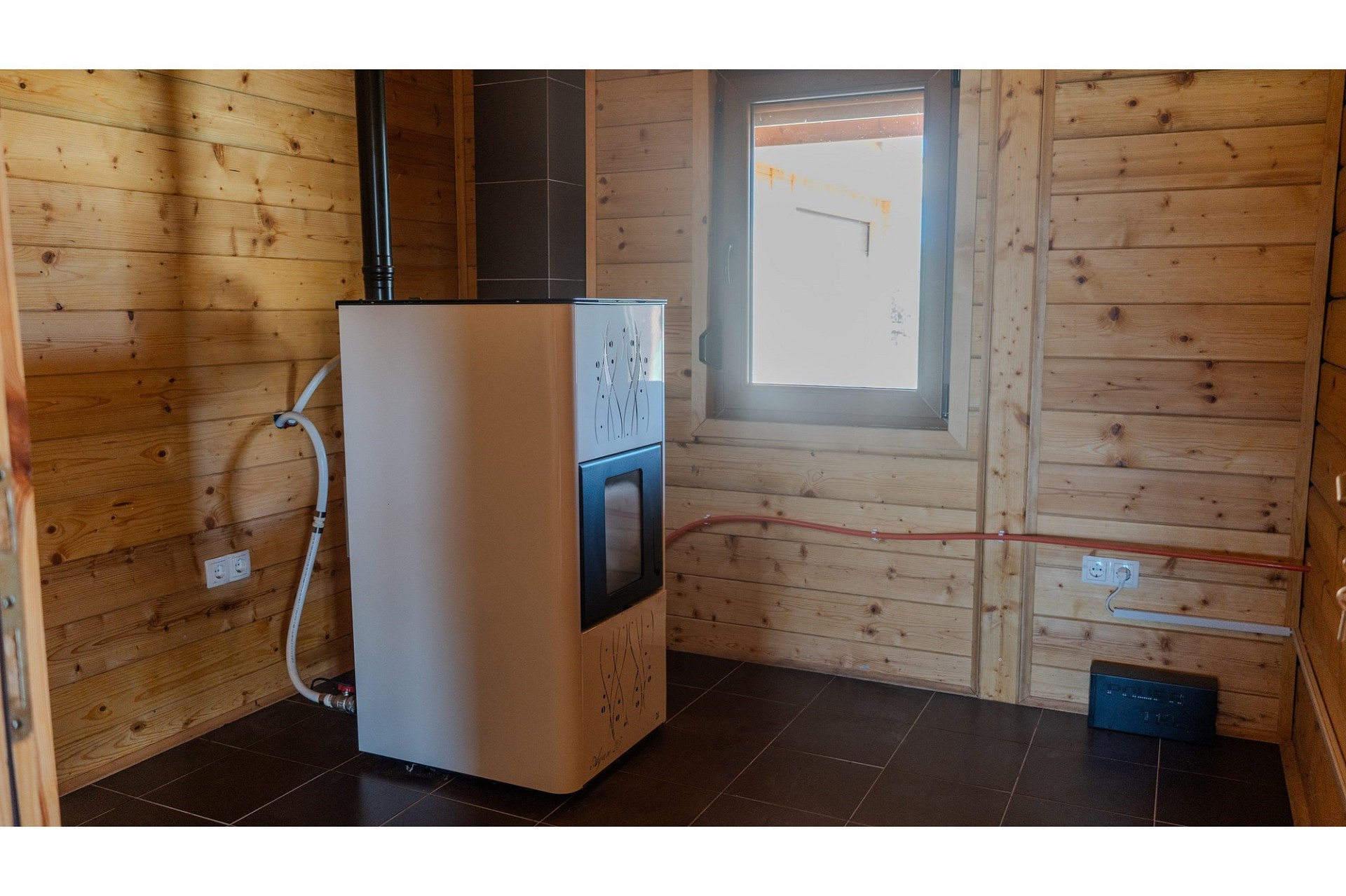 Holzverkleideter Technikraum mit Ofen