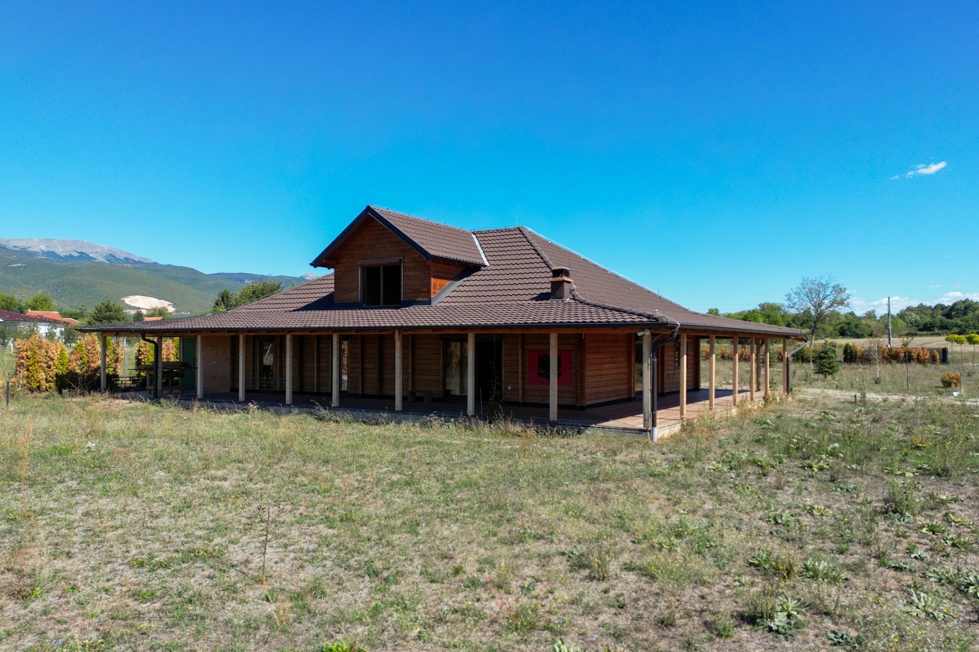 Ländliches Holzhaus mit Walmdach