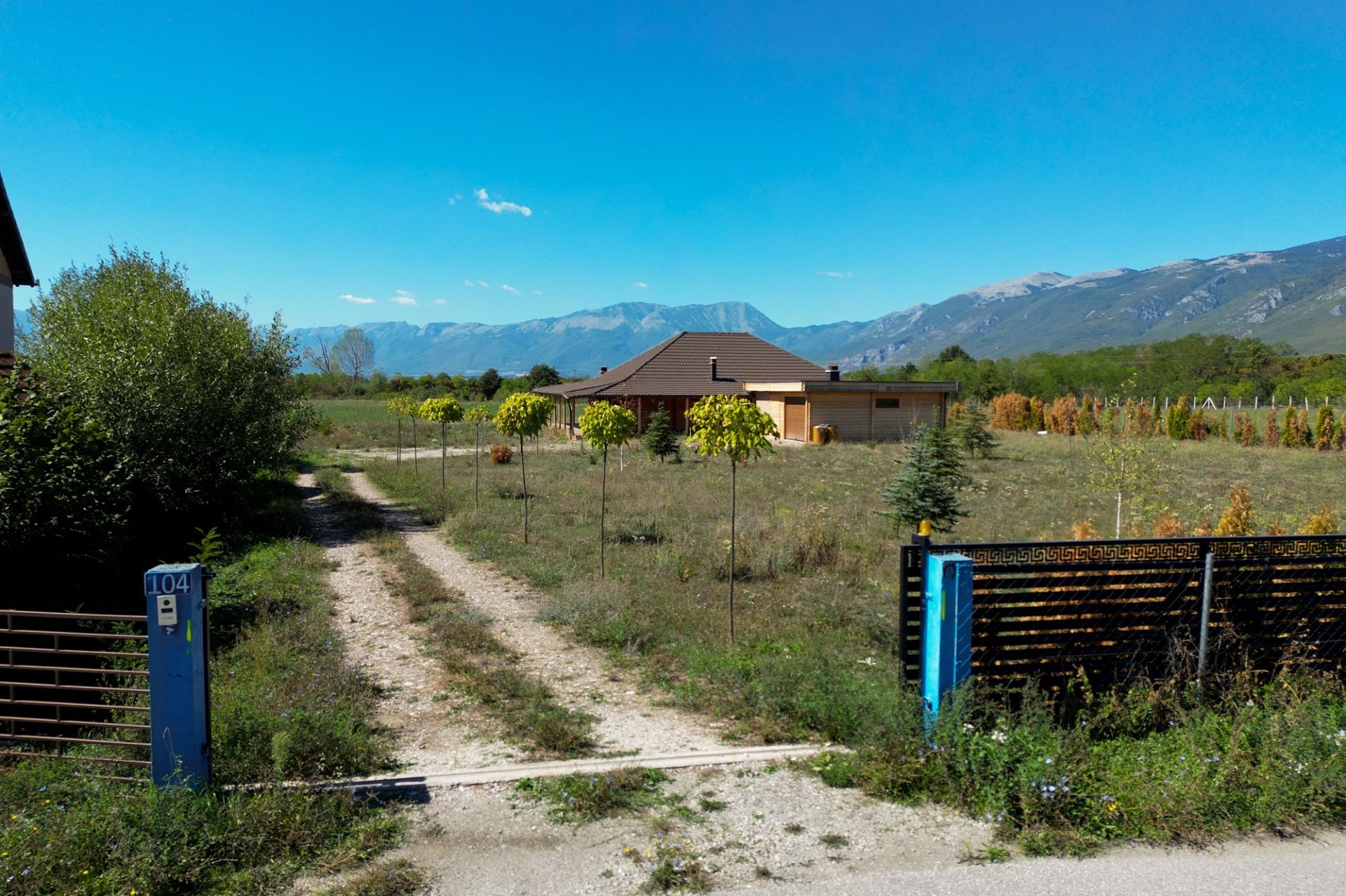 Ländliches Grundstück mit Haus und Bergblick