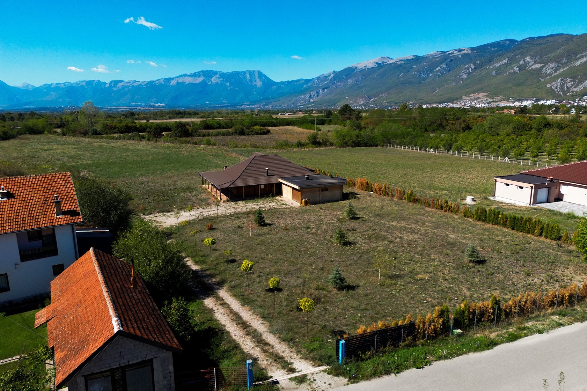 Ländliche Luftaufnahme mit Bergpanorama