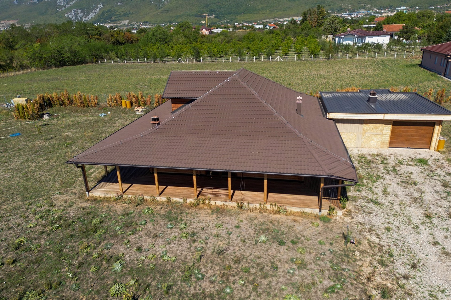 Luftaufnahme eines Hauses mit großem Grundstück