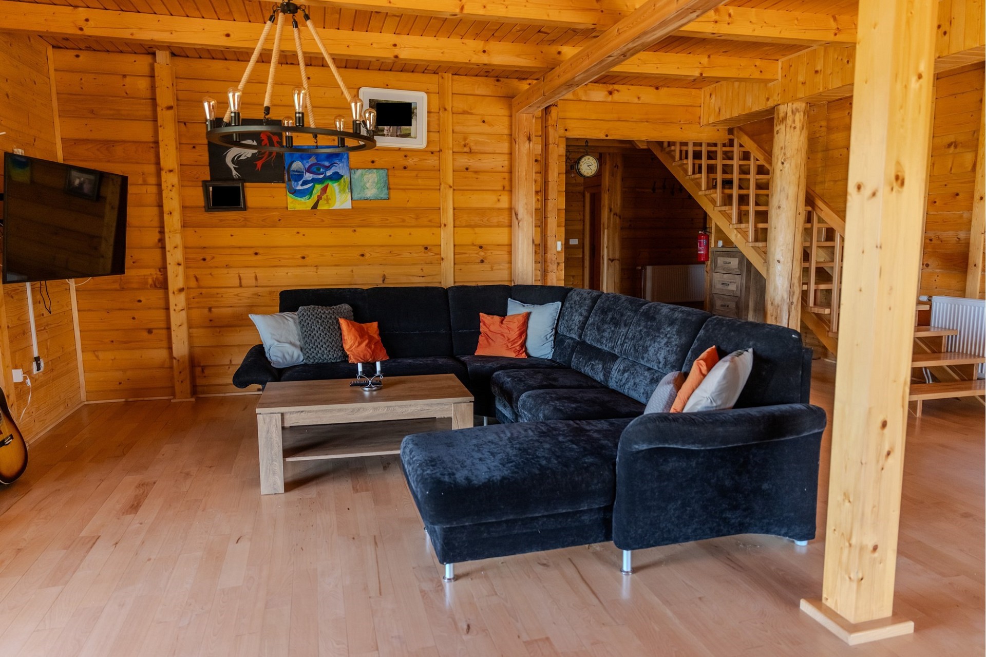 Gemütliches Wohnzimmer mit Holzverkleidung