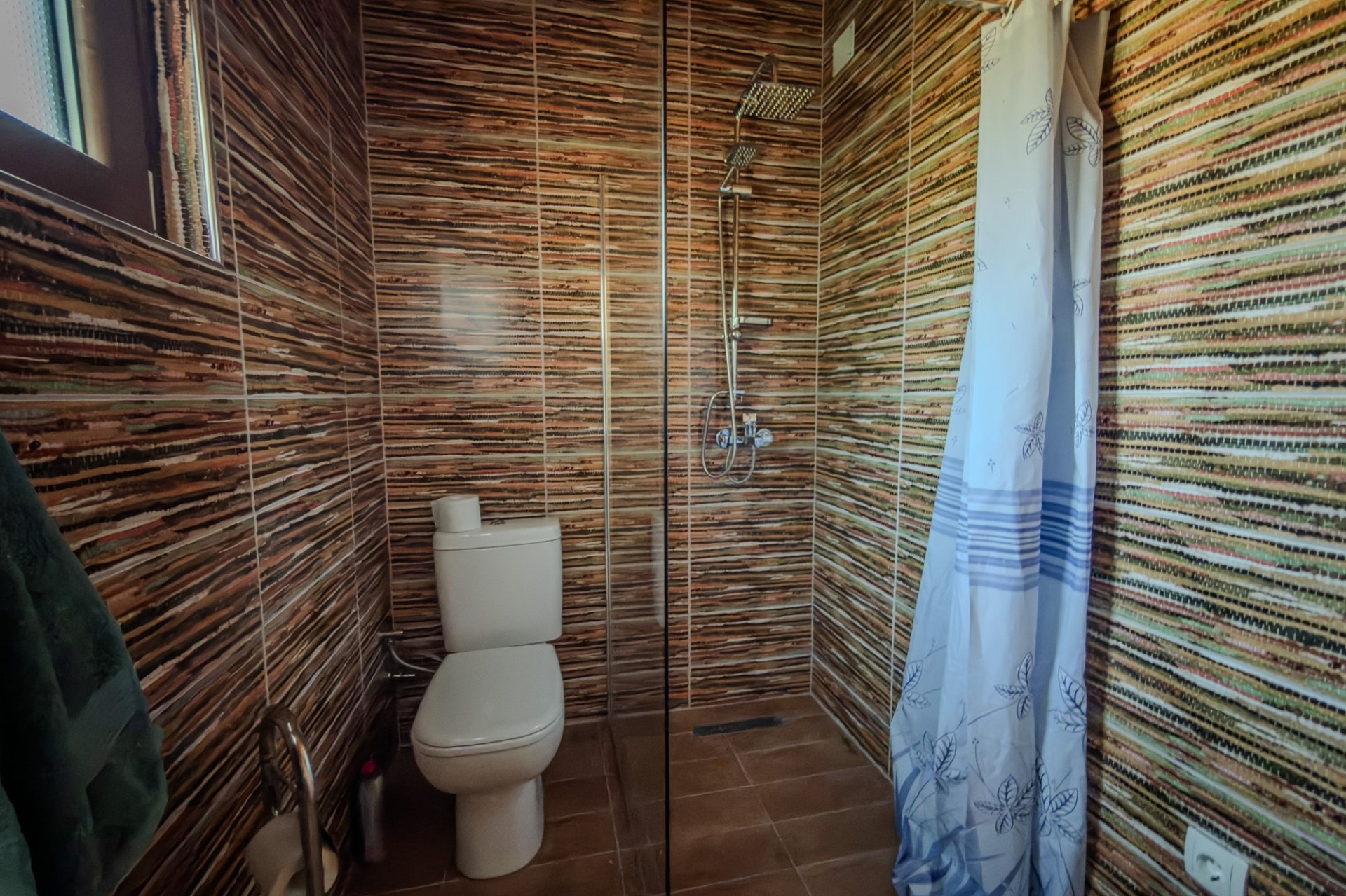 Bad mit farbigen Fliesen und WC