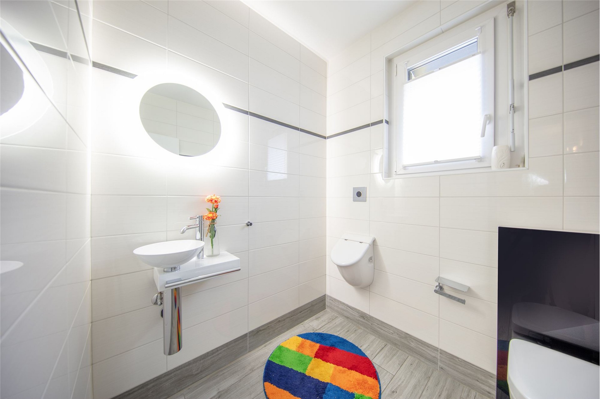 Helles, modernes Gäste-WC mit Fenster