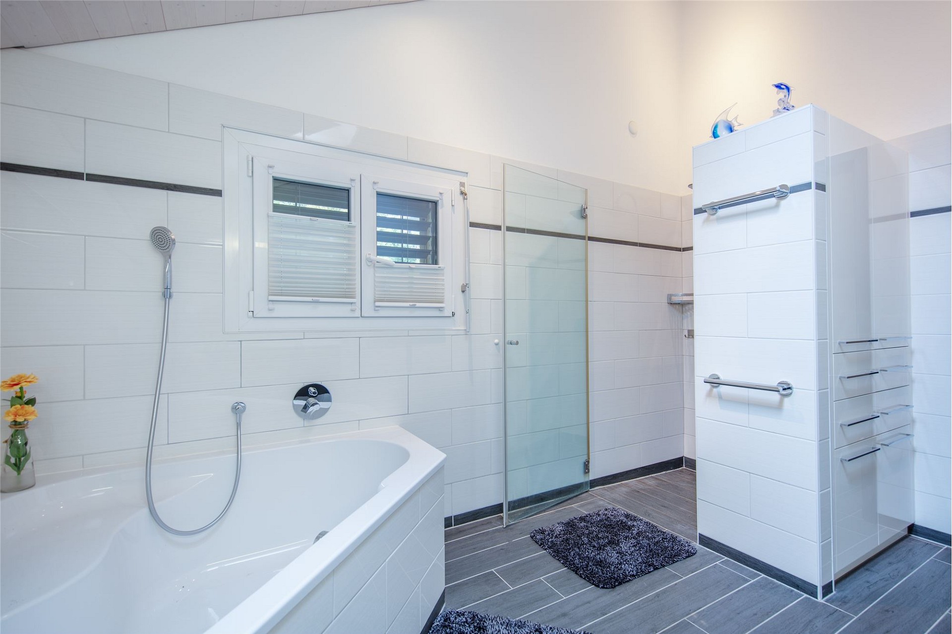 Modernes Badezimmer mit Wanne und Dusche