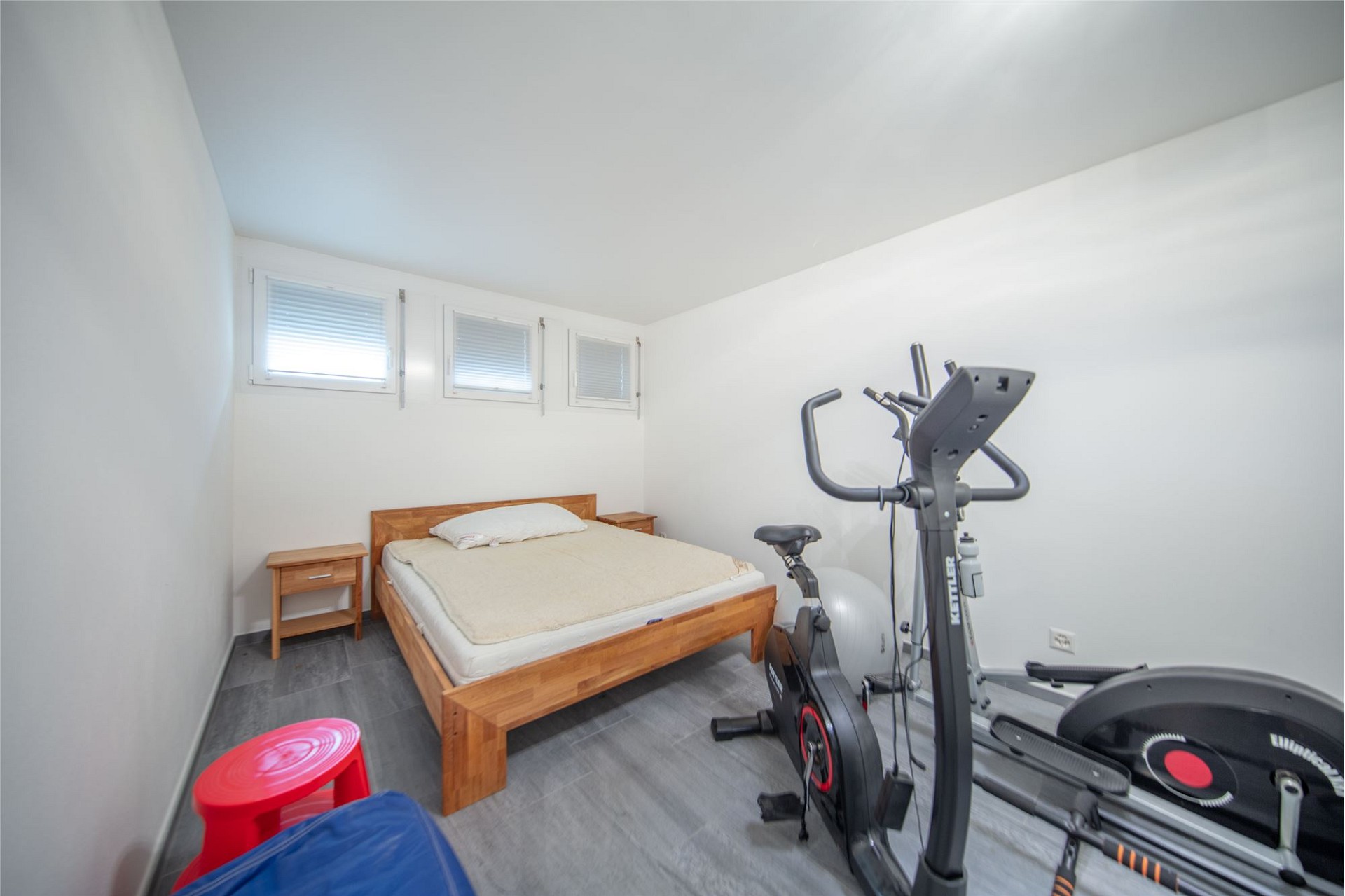 Schlafzimmer mit Fitnessgeräten