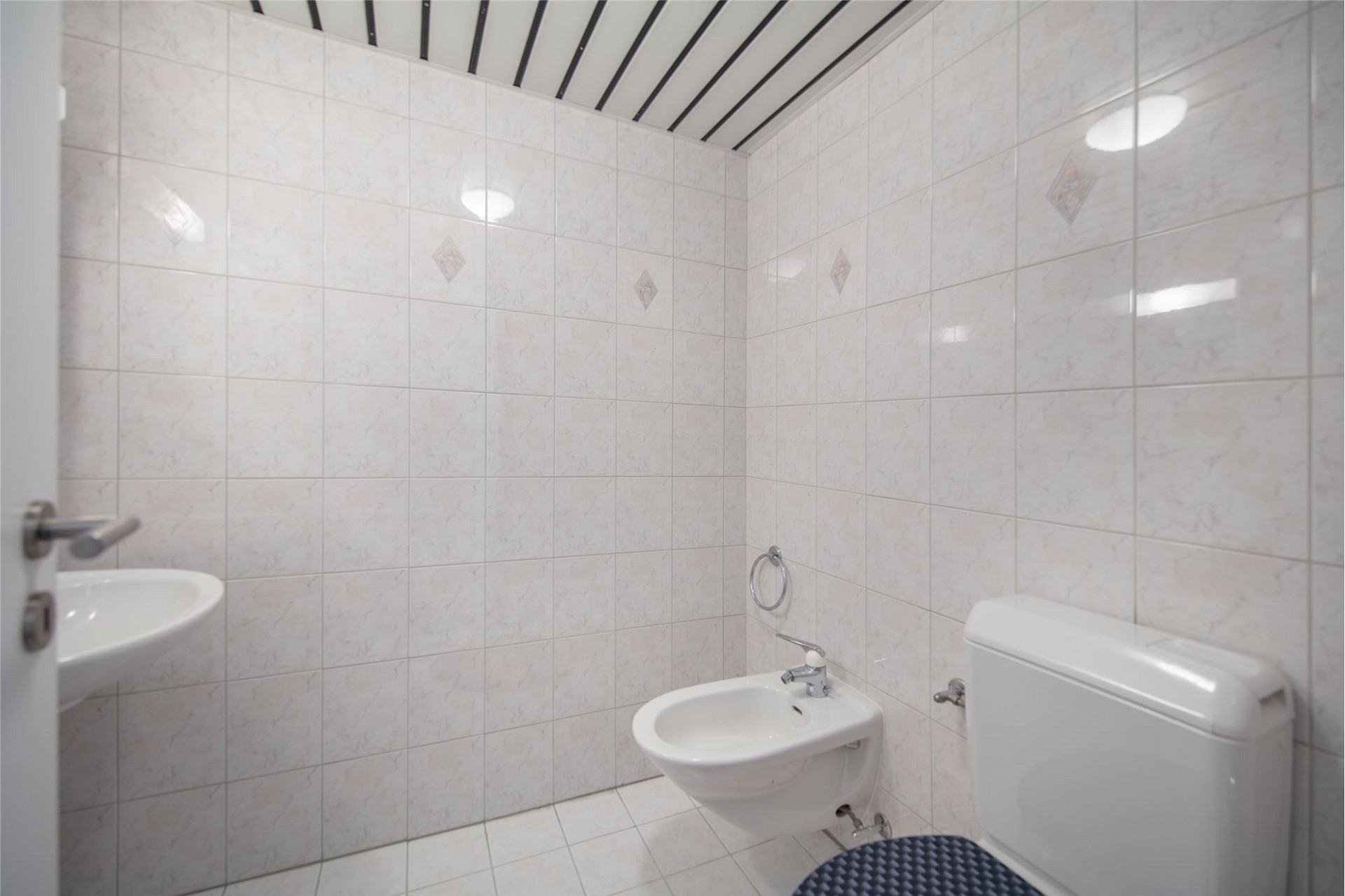 Kleines modernes Gäste-WC