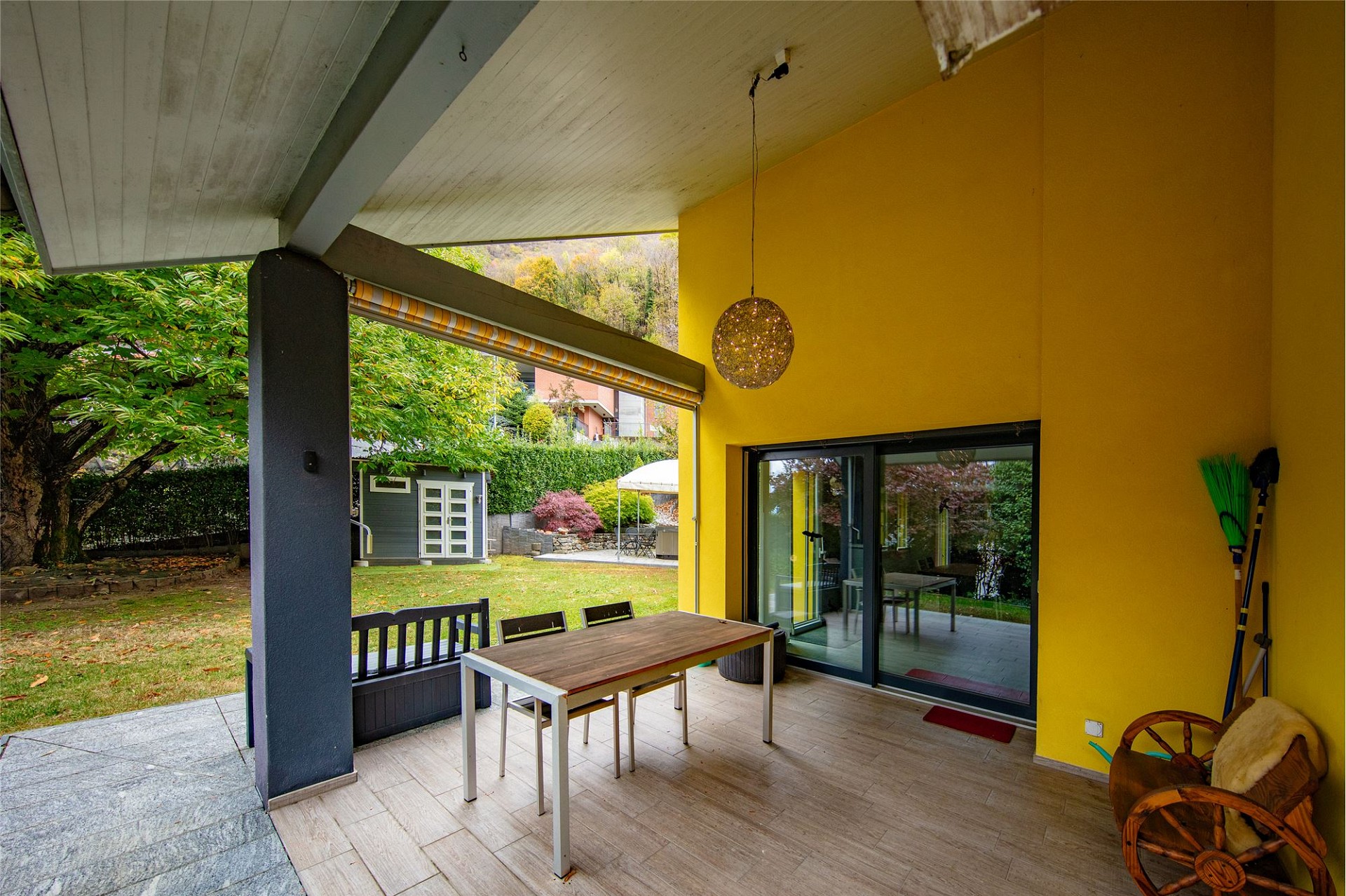 Überdachte Terrasse mit Gartenblick