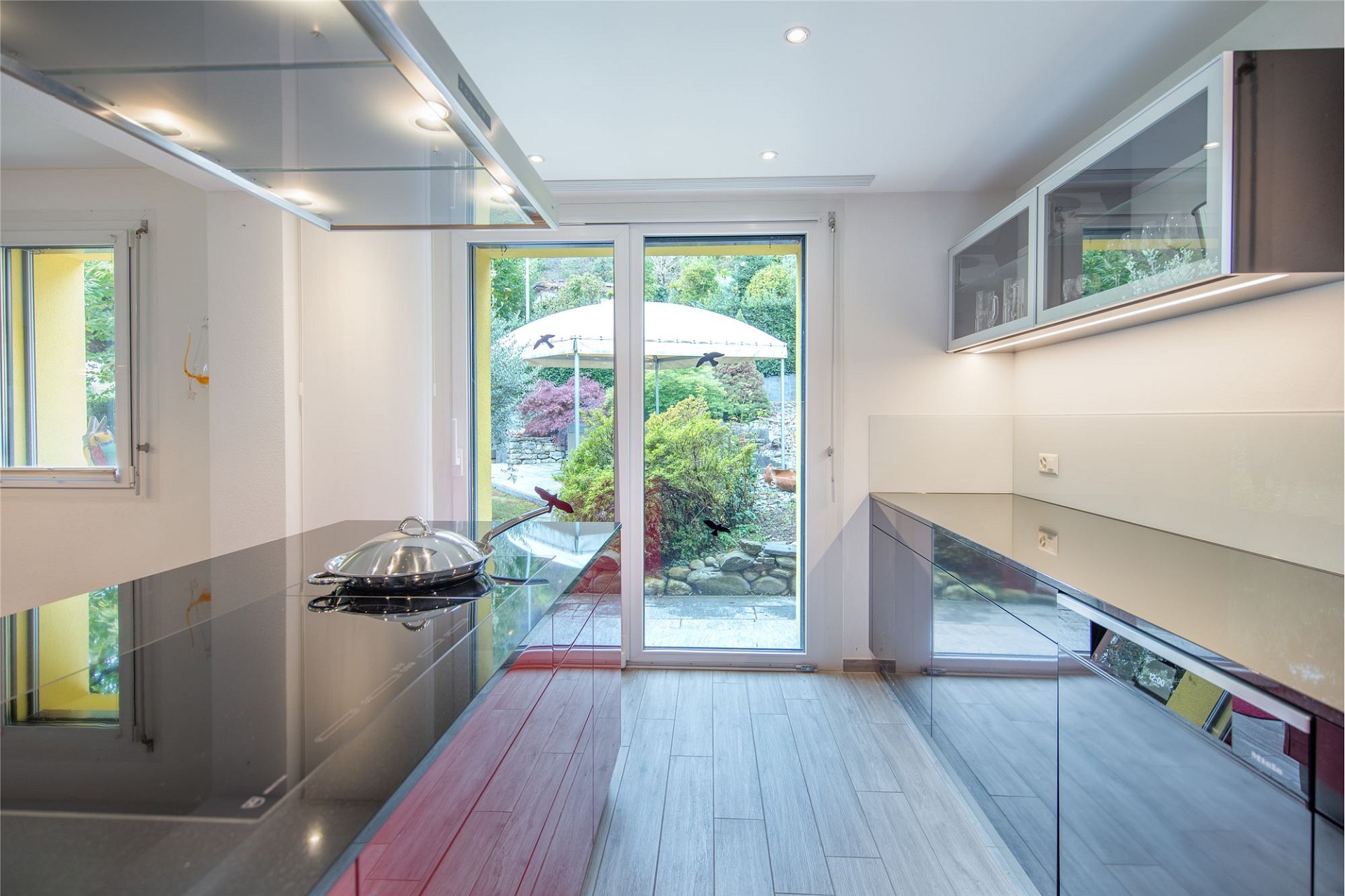 Moderne Küche mit Gartenausblick