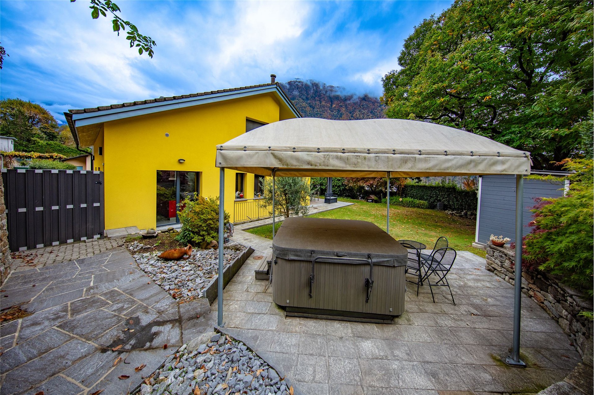 Garten mit Whirlpool und Hausansicht