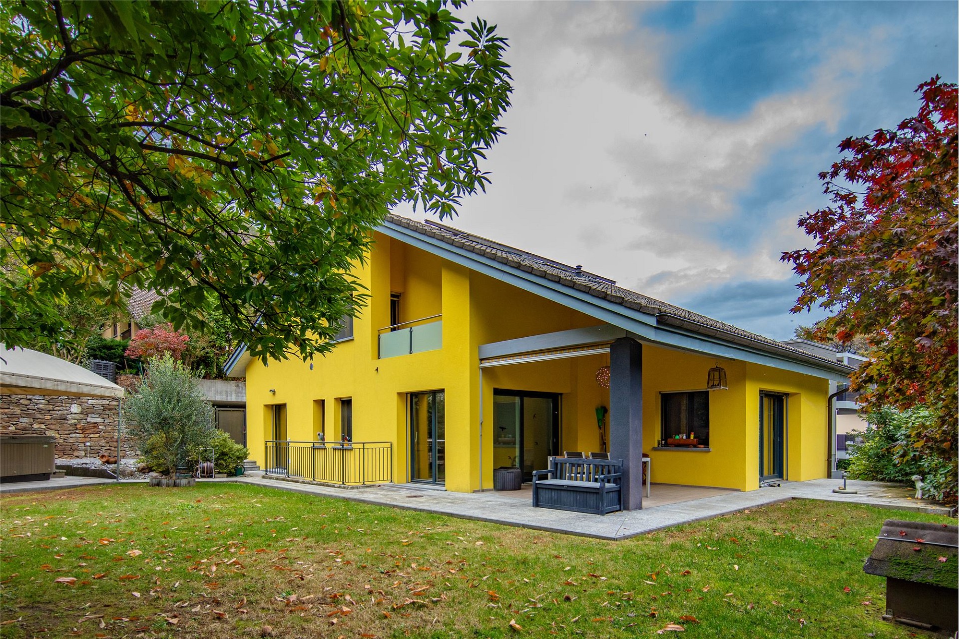 Gelbes Einfamilienhaus mit Garten