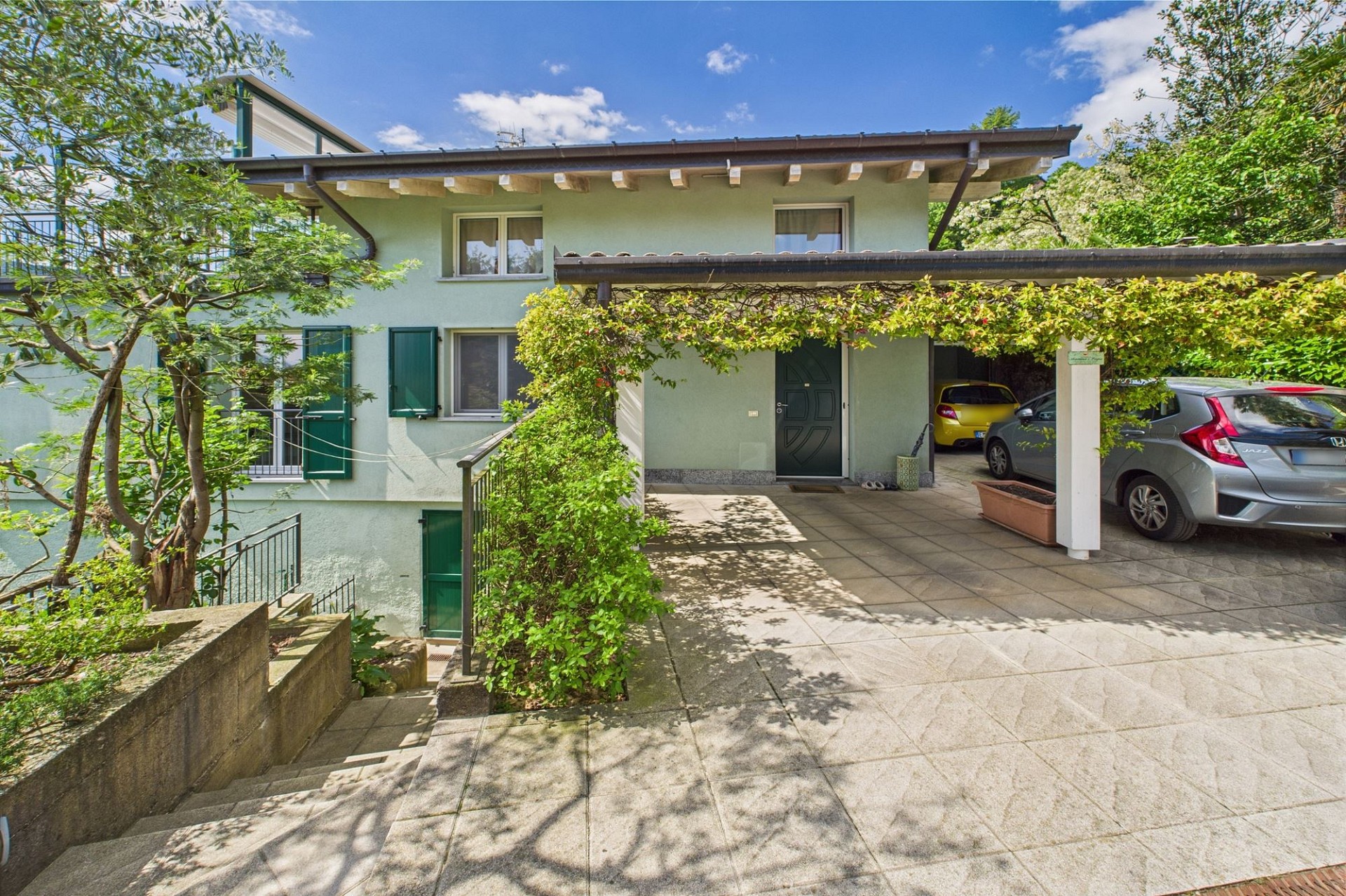 Hausansicht mit Carport und Garten