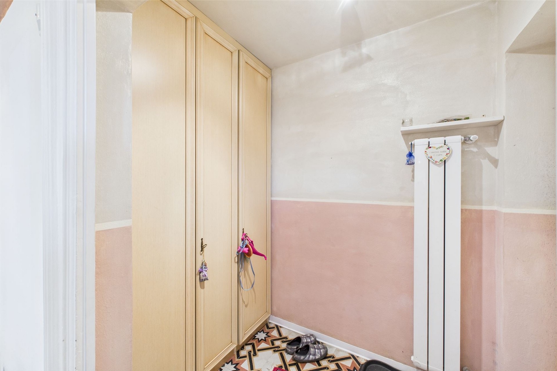 Kleiner Flur mit Einbauschrank