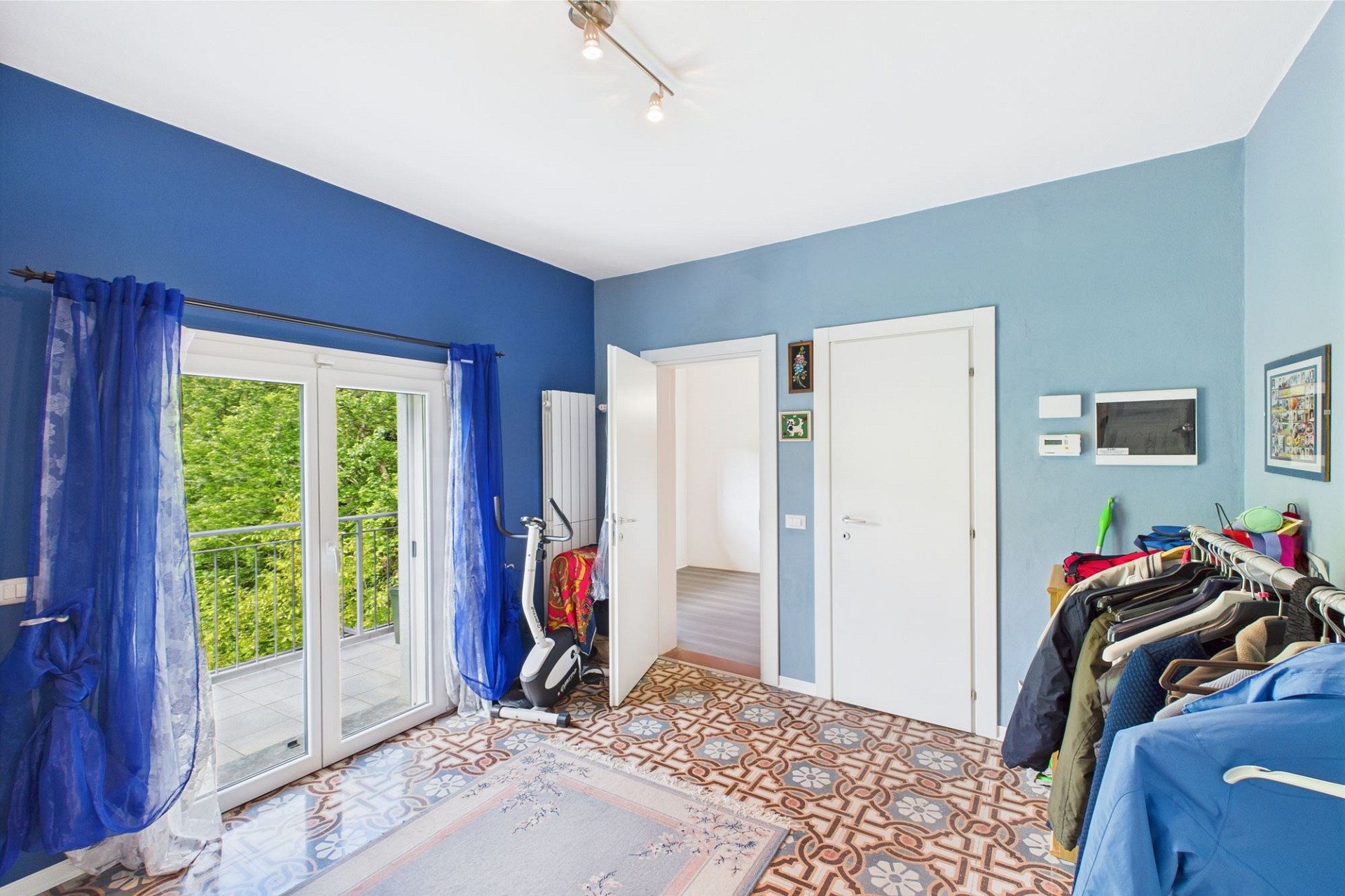 Blaues Zimmer mit Balkonzugang