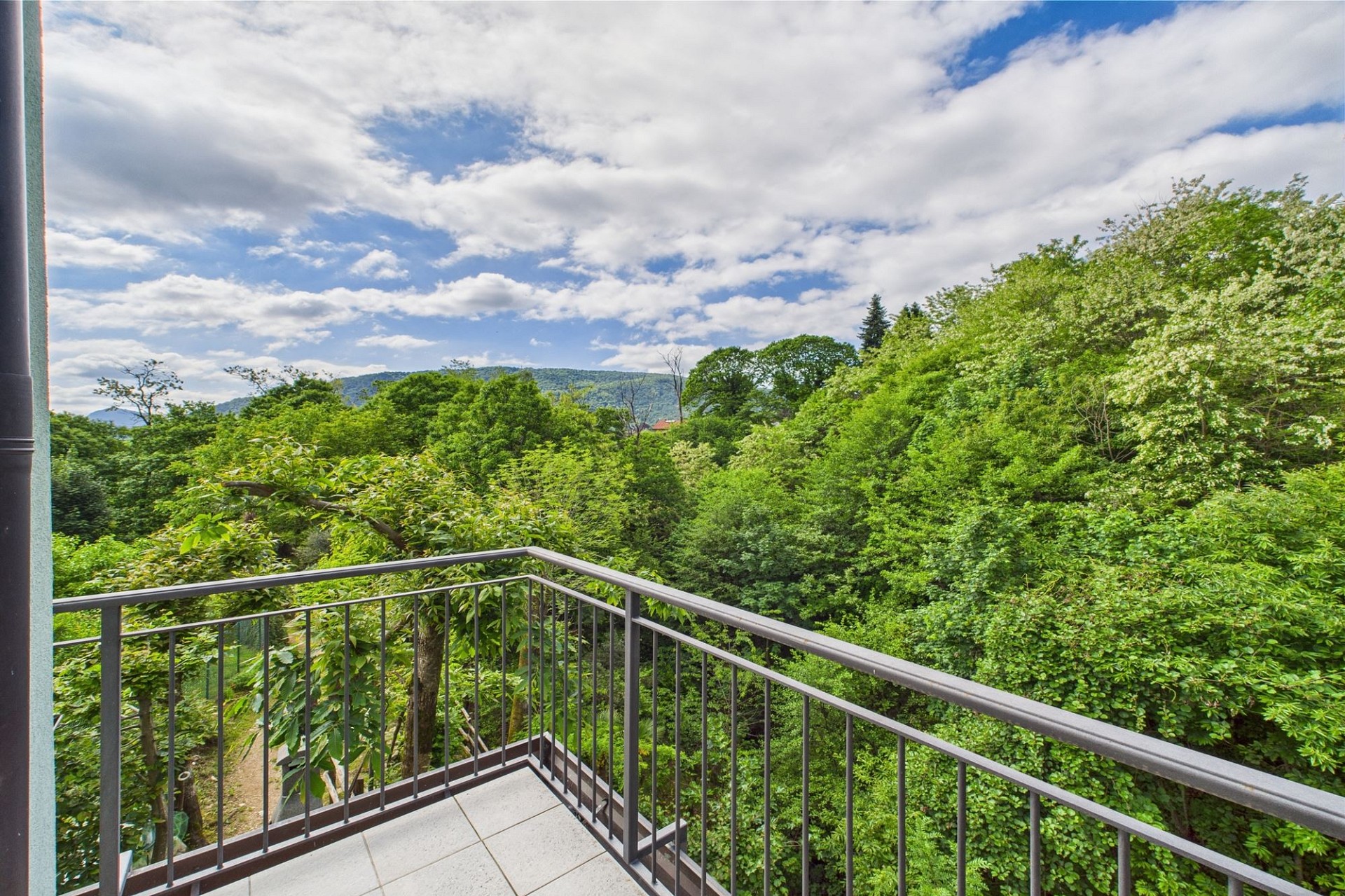 Balkon mit Grünblick
