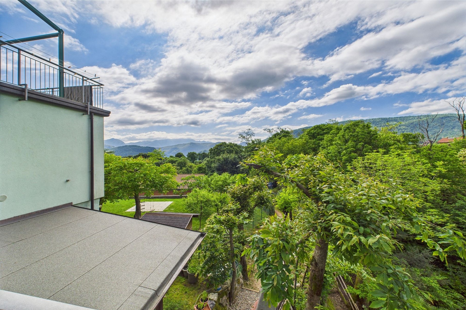 Dachterrasse mit Berg- und Grünblick