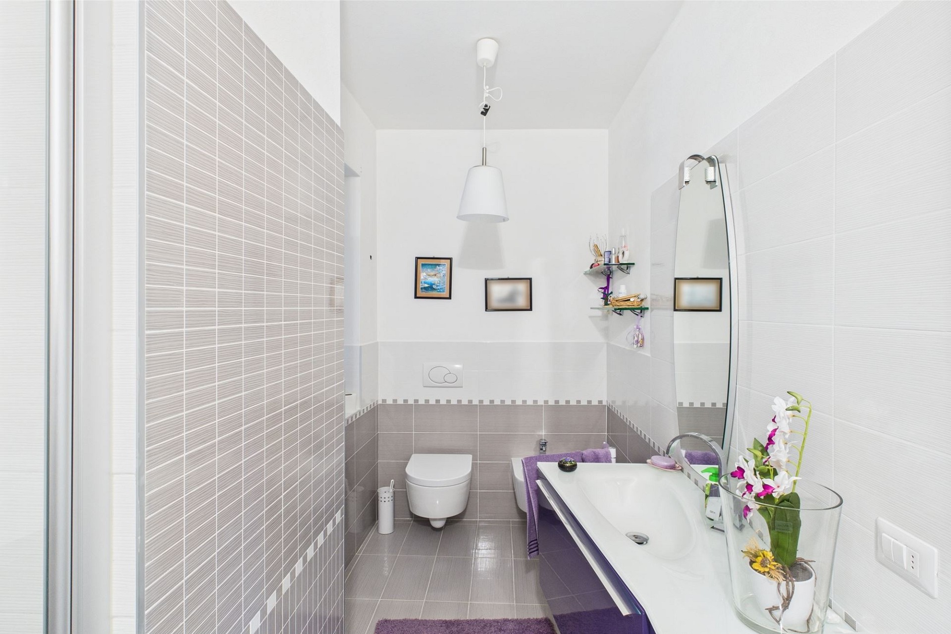 Helles Gäste-WC mit Waschbecken