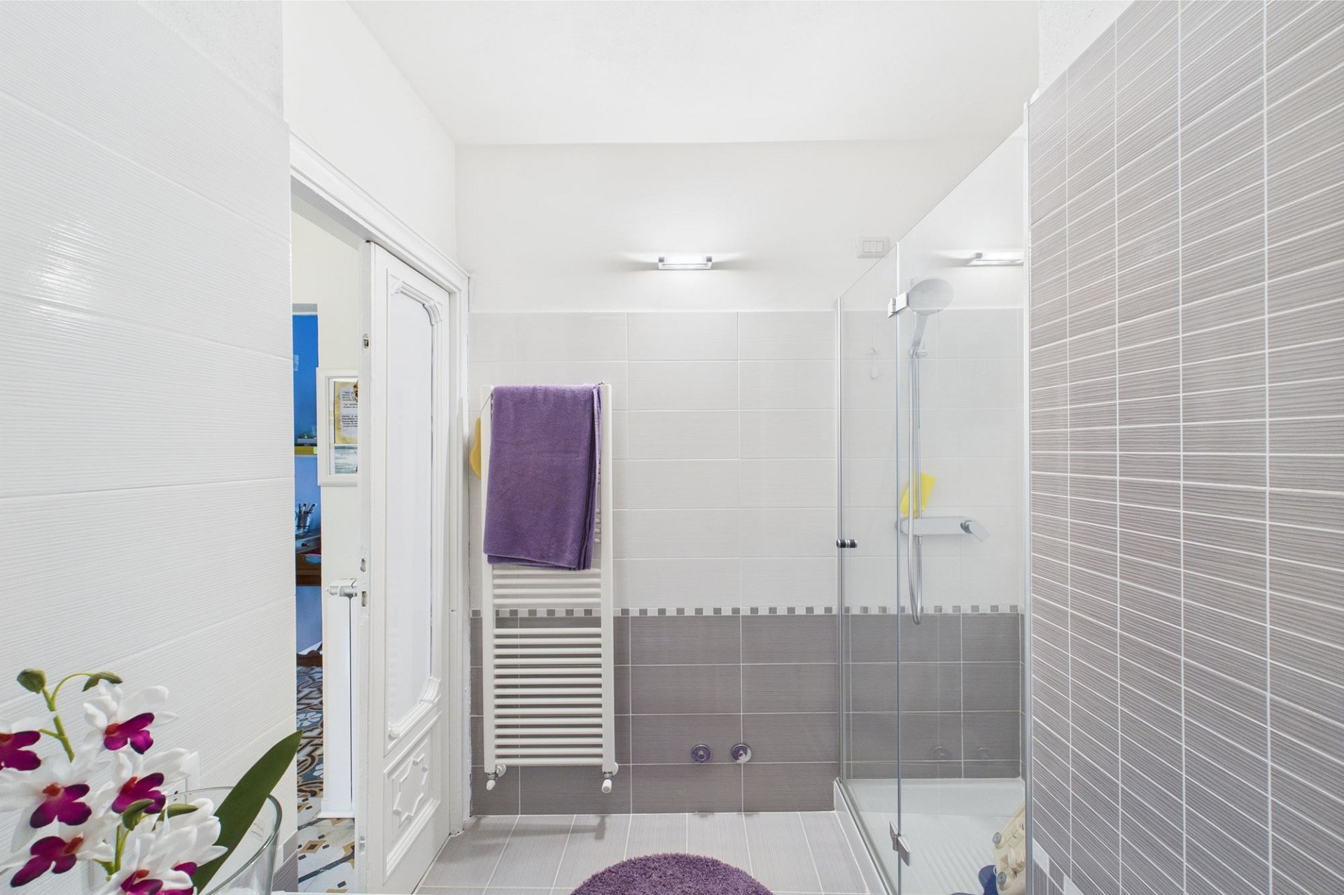 Helles, modernes Badezimmer mit Dusche