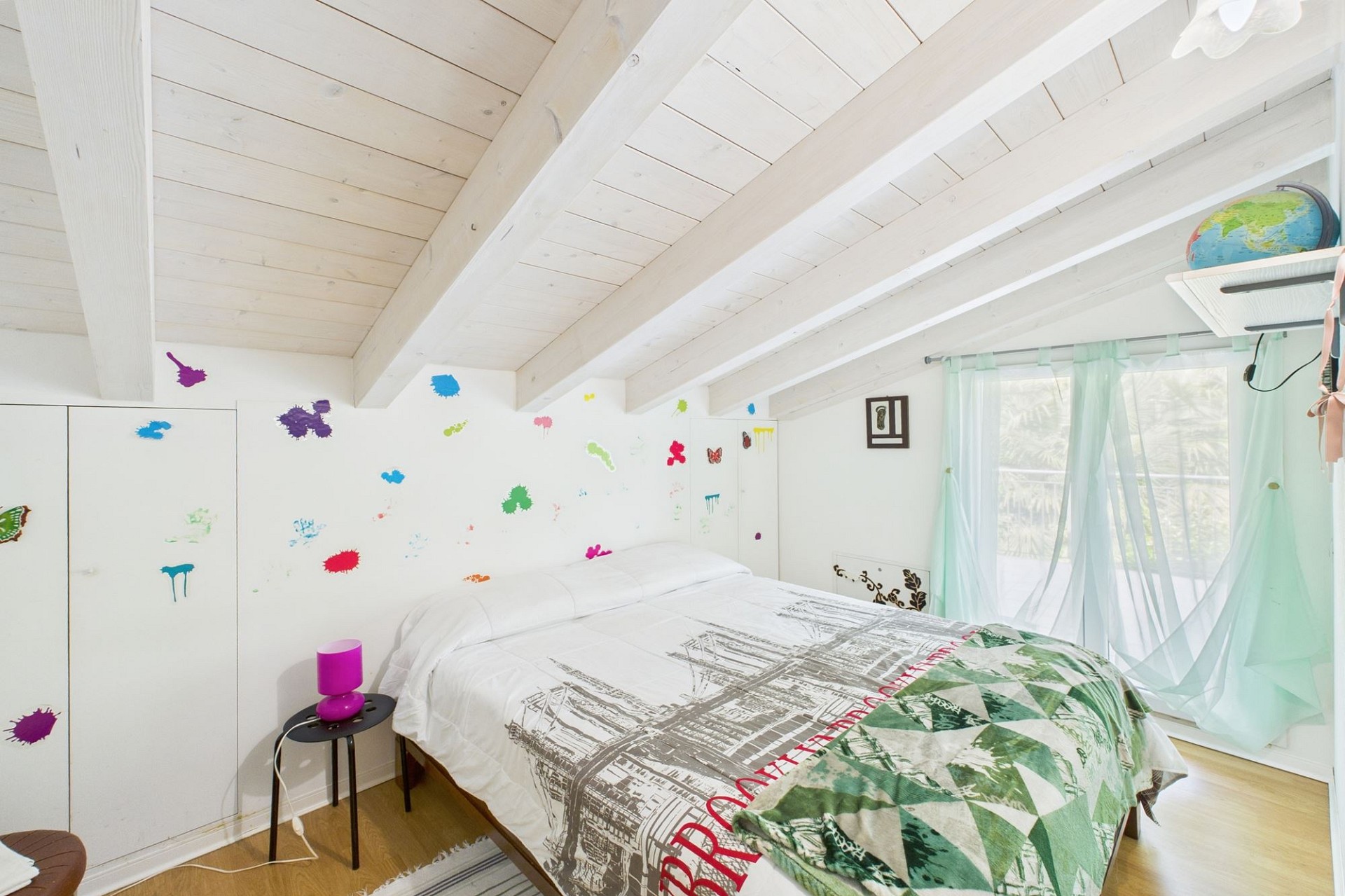Helles Dachgeschoss-Schlafzimmer