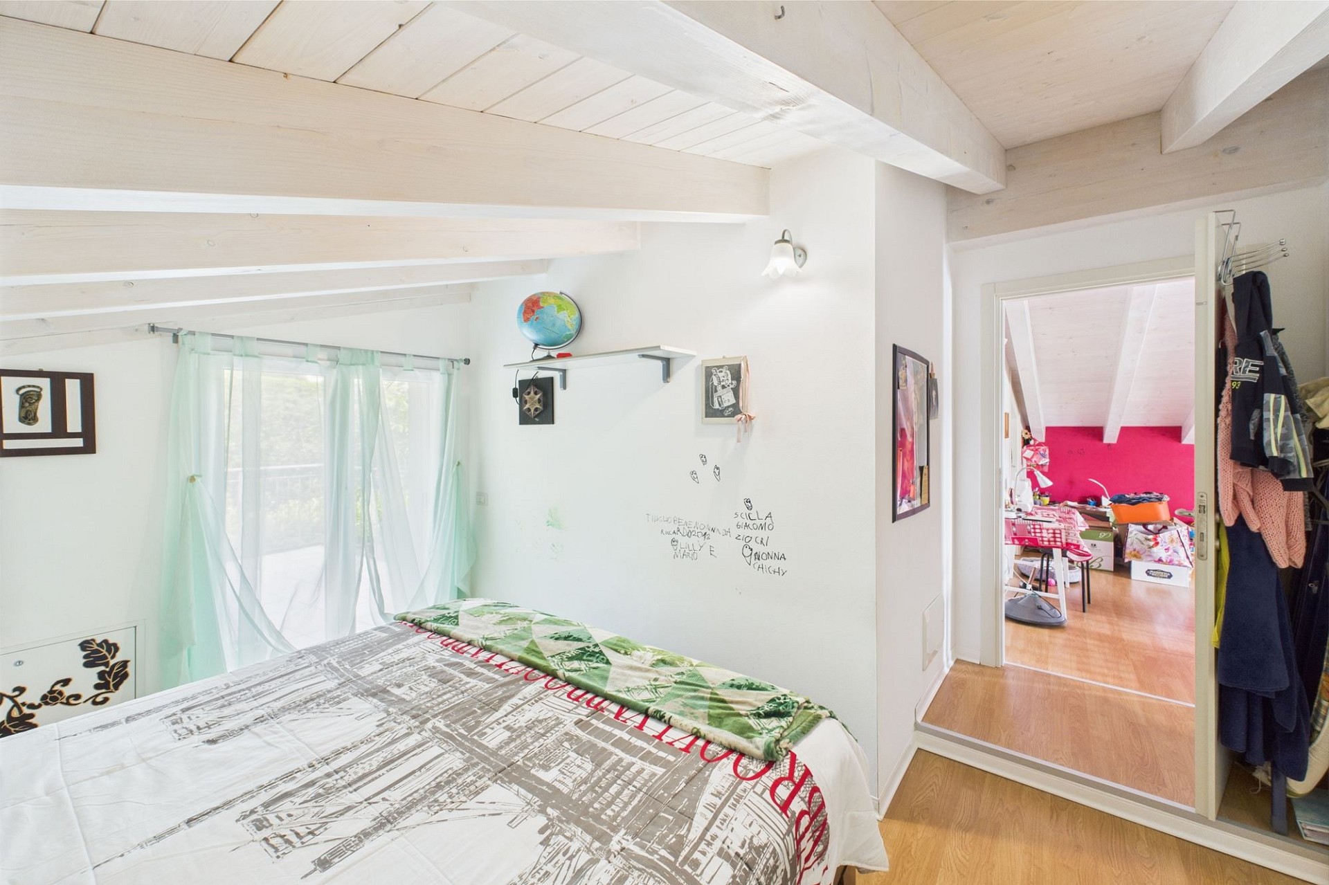 Helles Schlafzimmer mit Dachschrägen