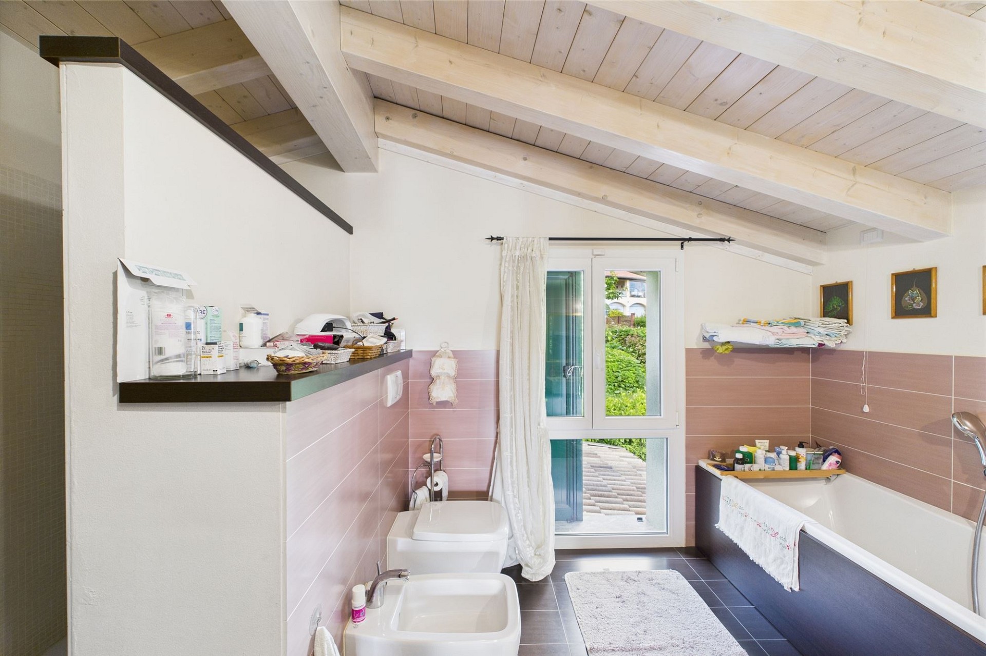 Badezimmer mit sichtbarem Dachstuhl