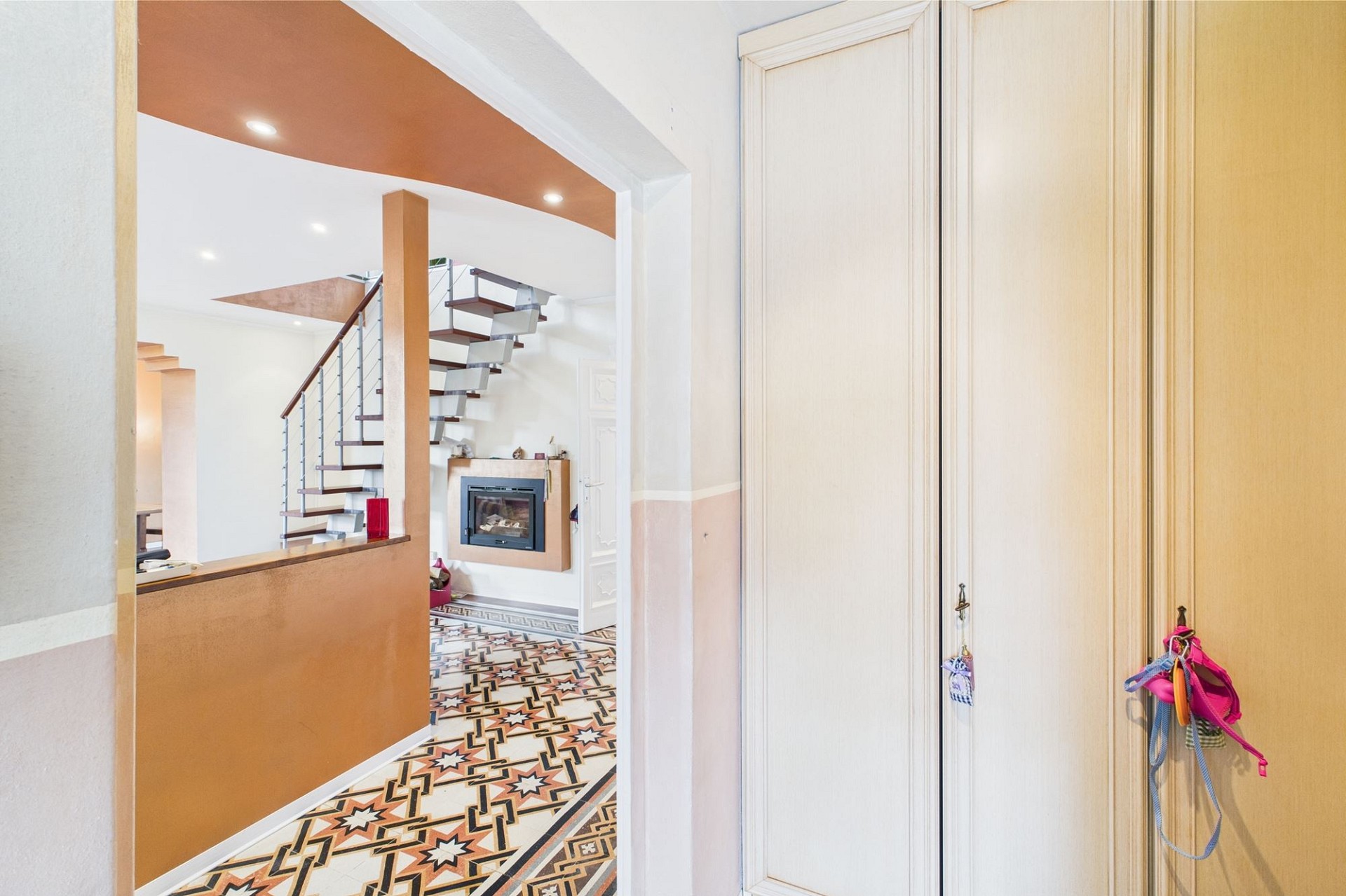 Heller Flur mit Treppe und Kamin