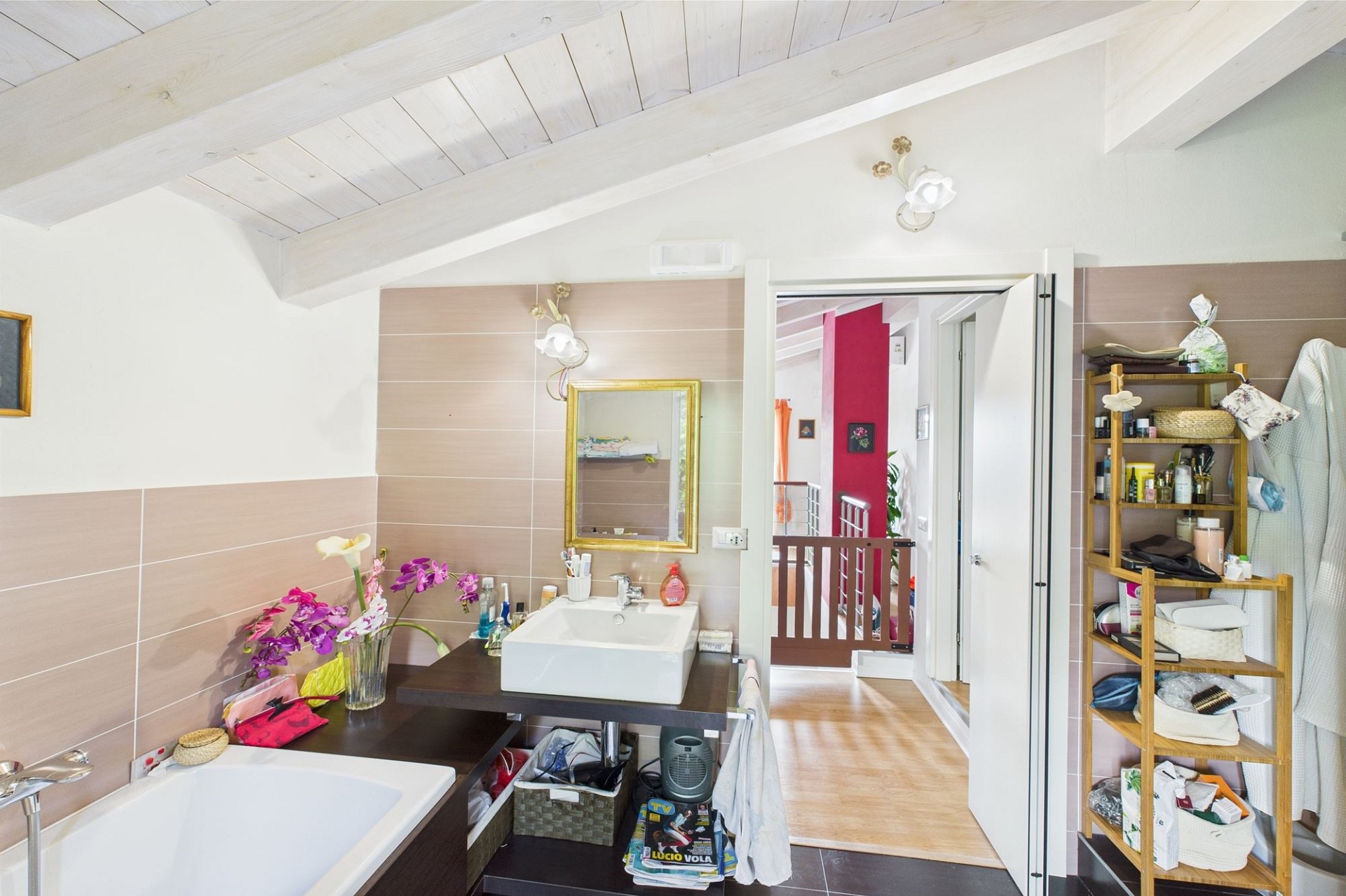 Modernes Badezimmer mit sichtbarem Dachausbau