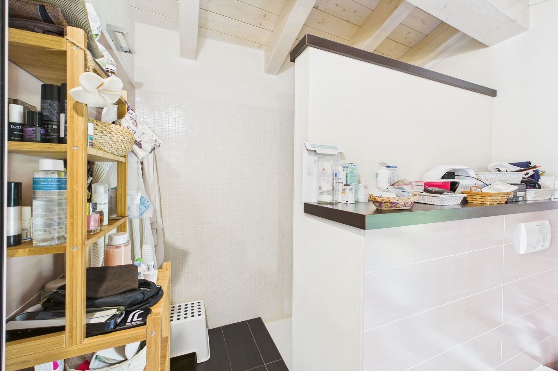 Kleines Badezimmer mit Stauraum