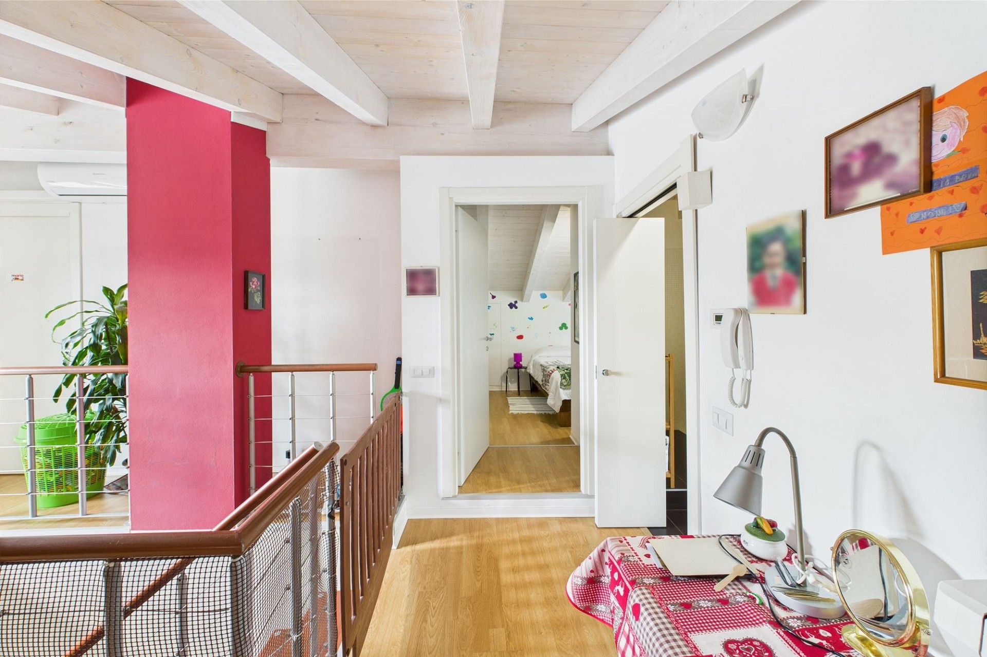 Heller Galeriebereich mit Blick in ein Schlafzimmer