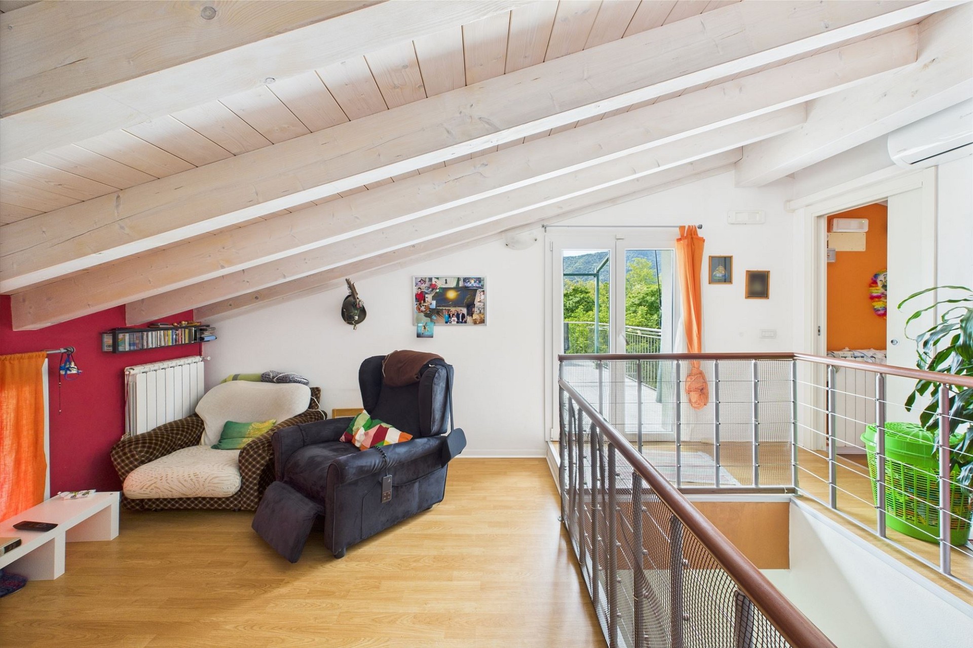 Gemütlicher Dachgeschoss-Wohnbereich mit Galerie und Balkonzugang