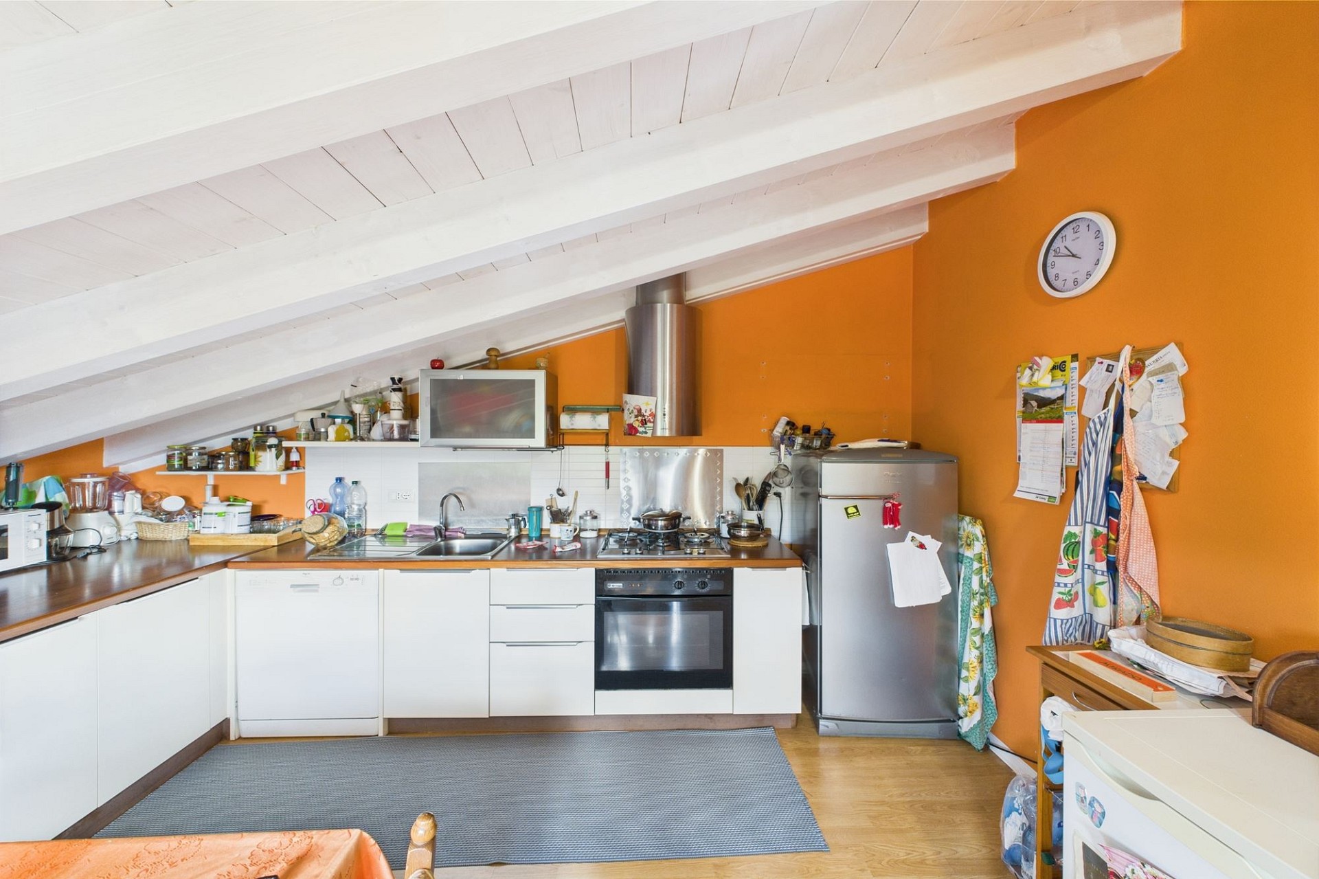 Dachgeschossküche mit schräger Decke