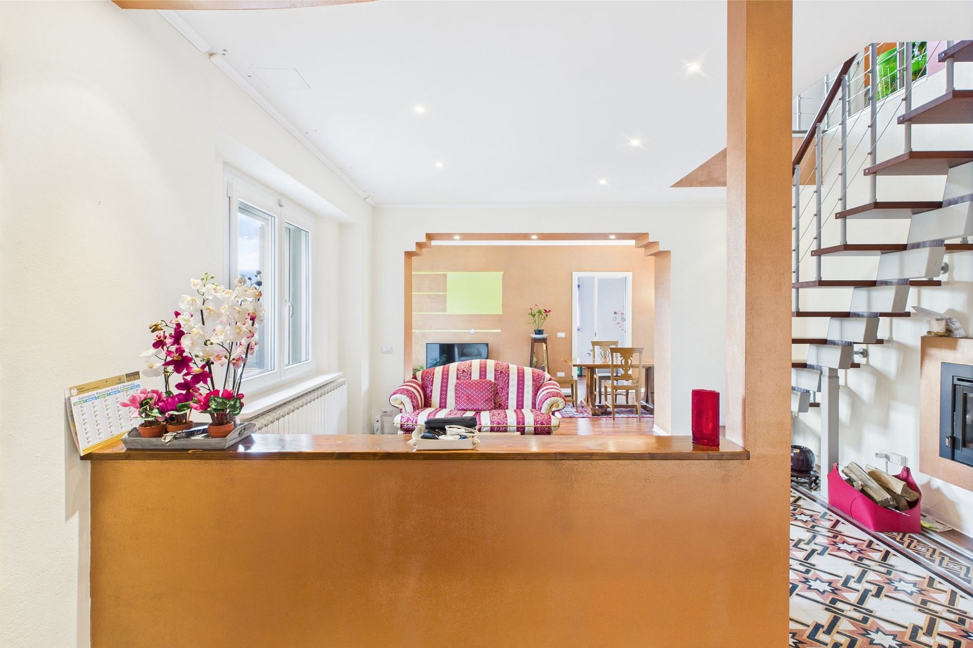 Wohnraum mit Treppe und Kamin