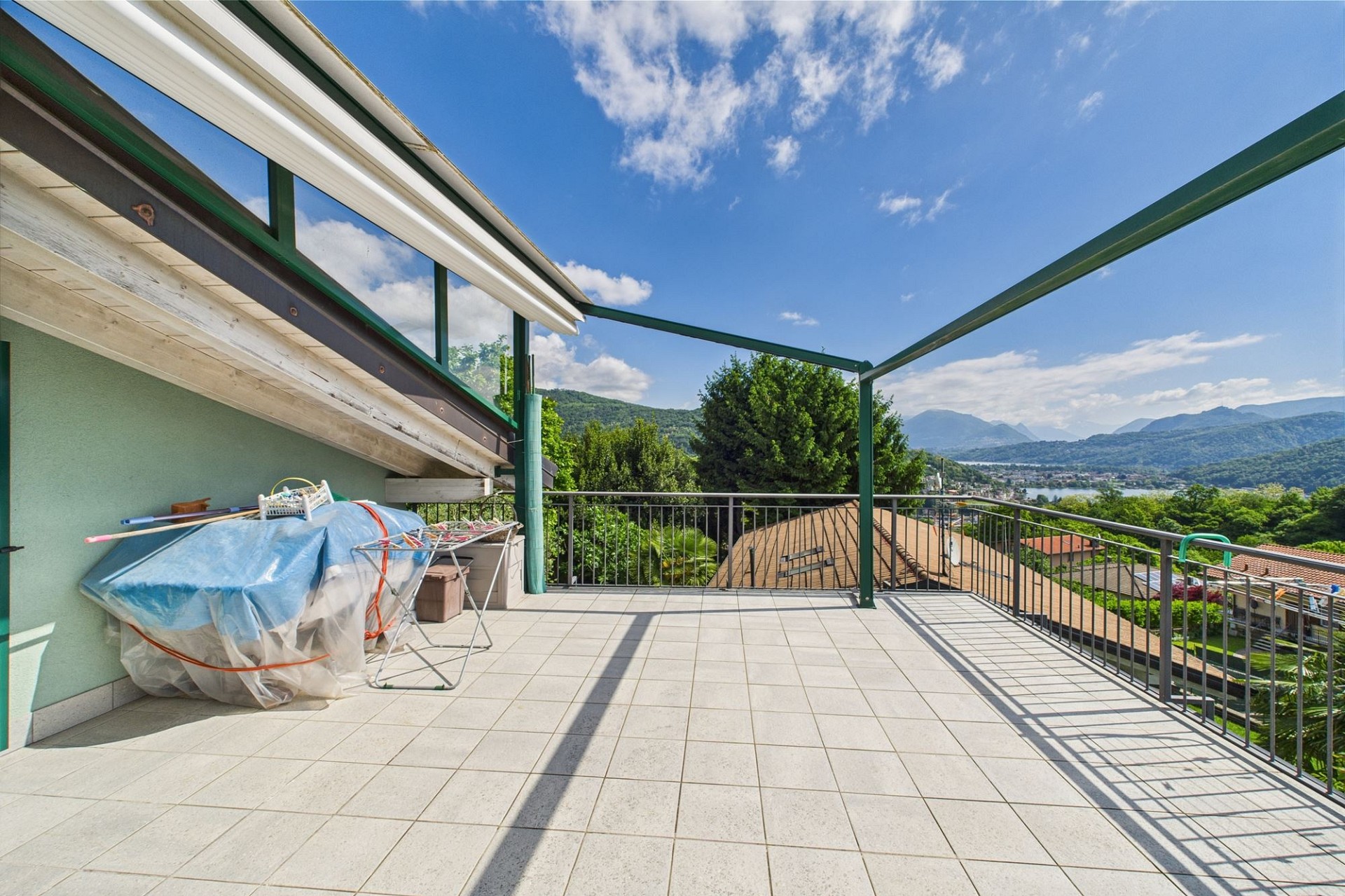 Große Terrasse mit Berg- und Seeblick