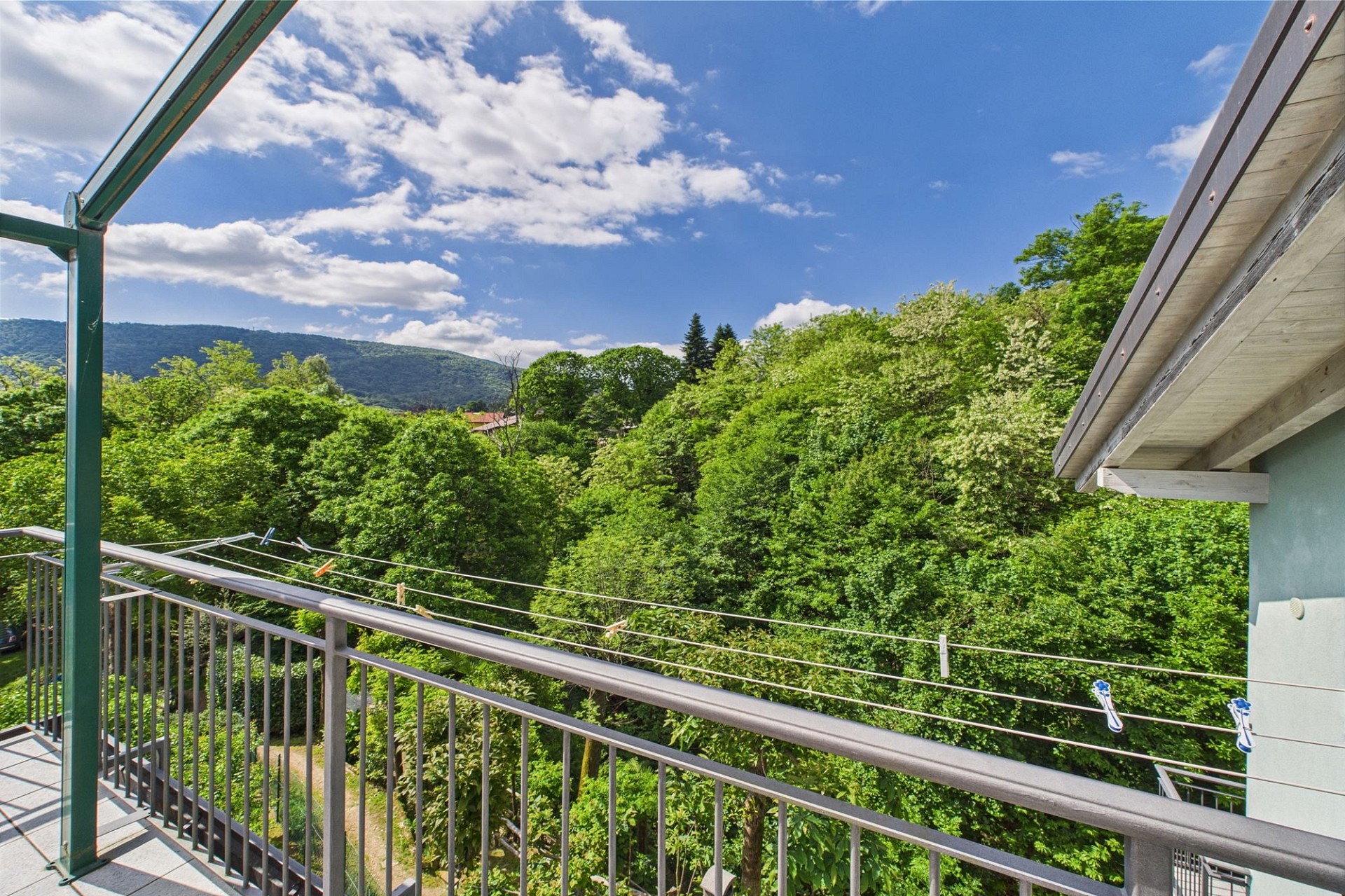 Balkon mit Berg- und Waldblick